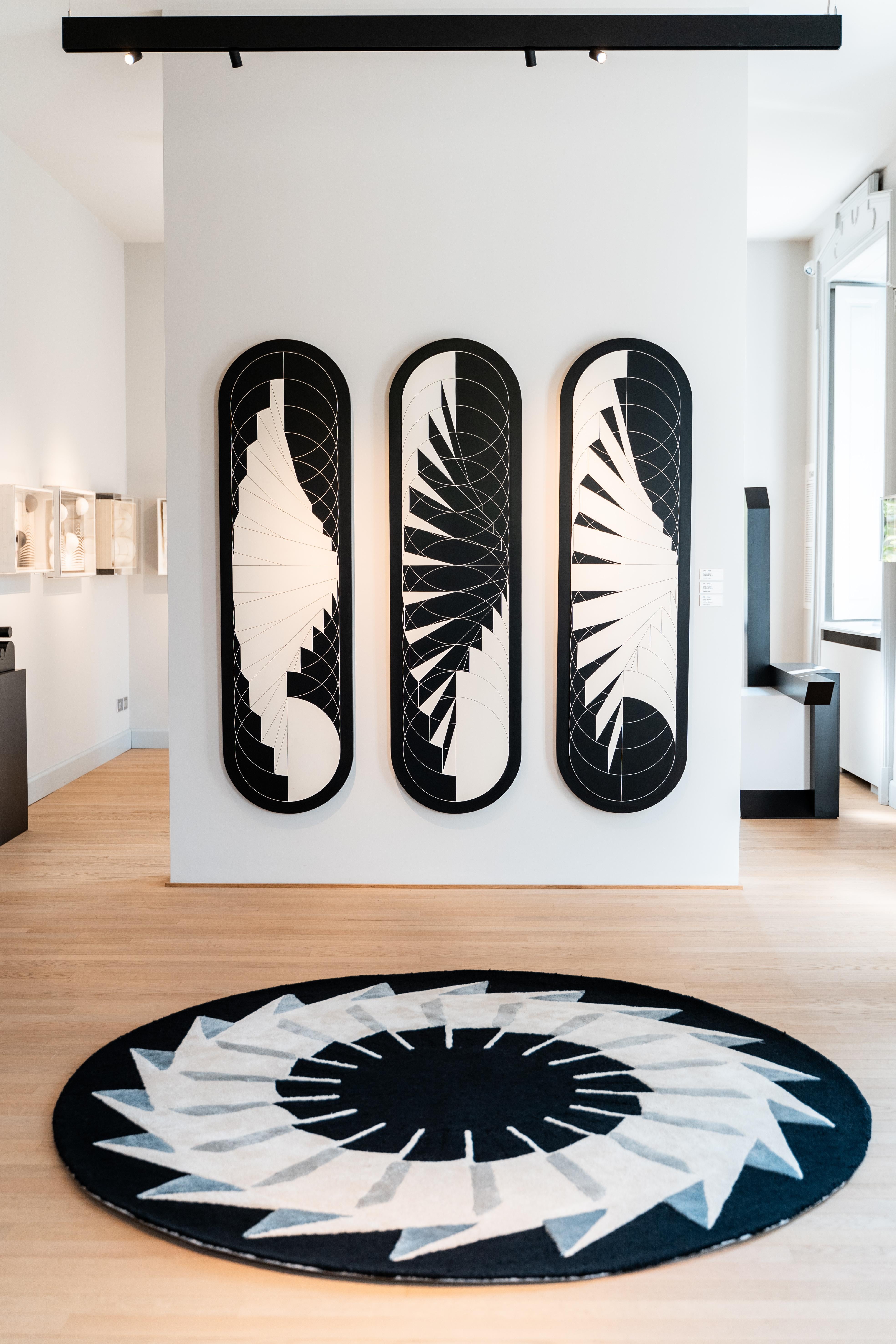 Black and White Monochrome Round Rug Made from Wool, Linen and Silk In New Condition For Sale In Wien, AT