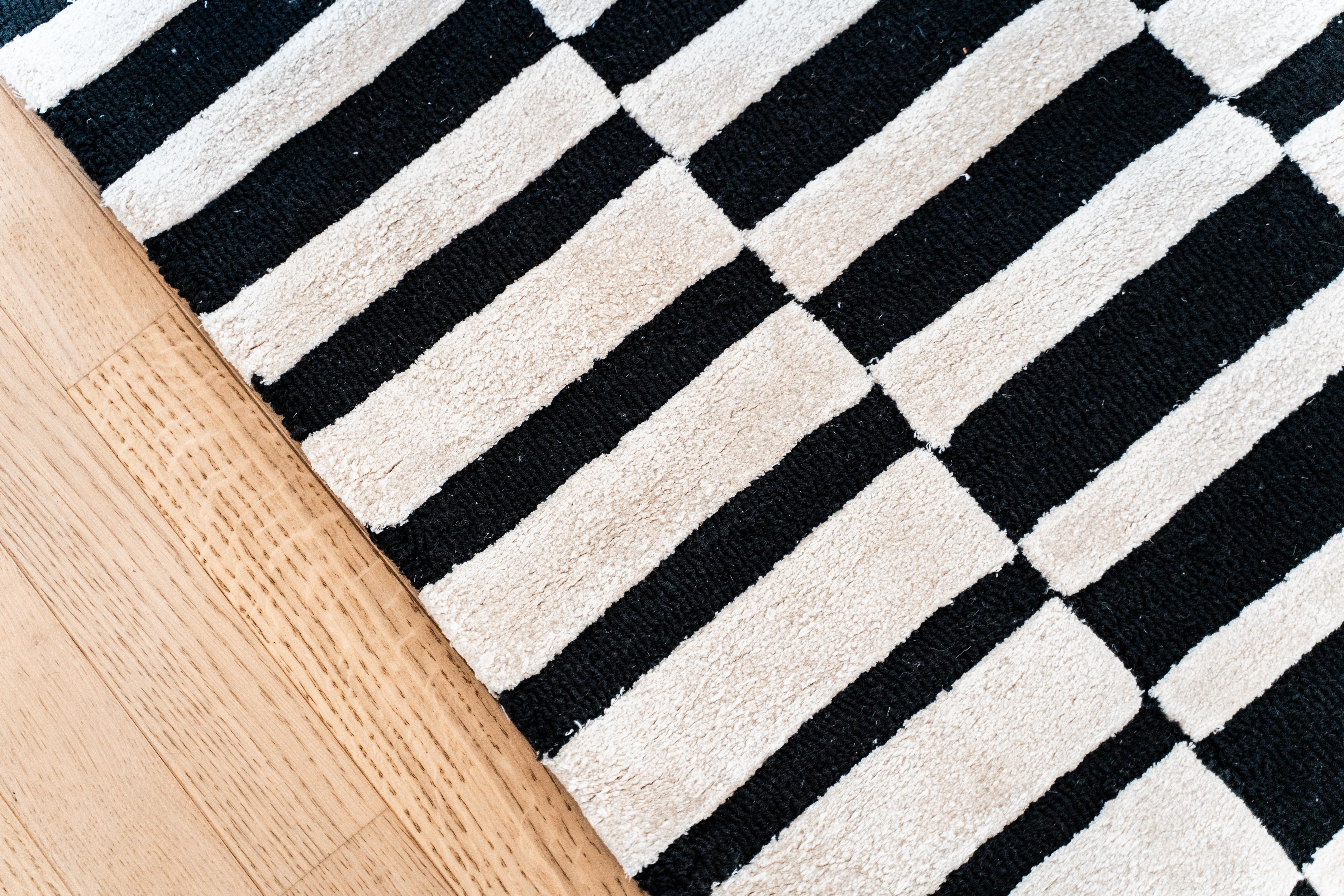 Black and White Monochrome Runner Rug Made from Wool, Linen and Silk In New Condition For Sale In Wien, AT