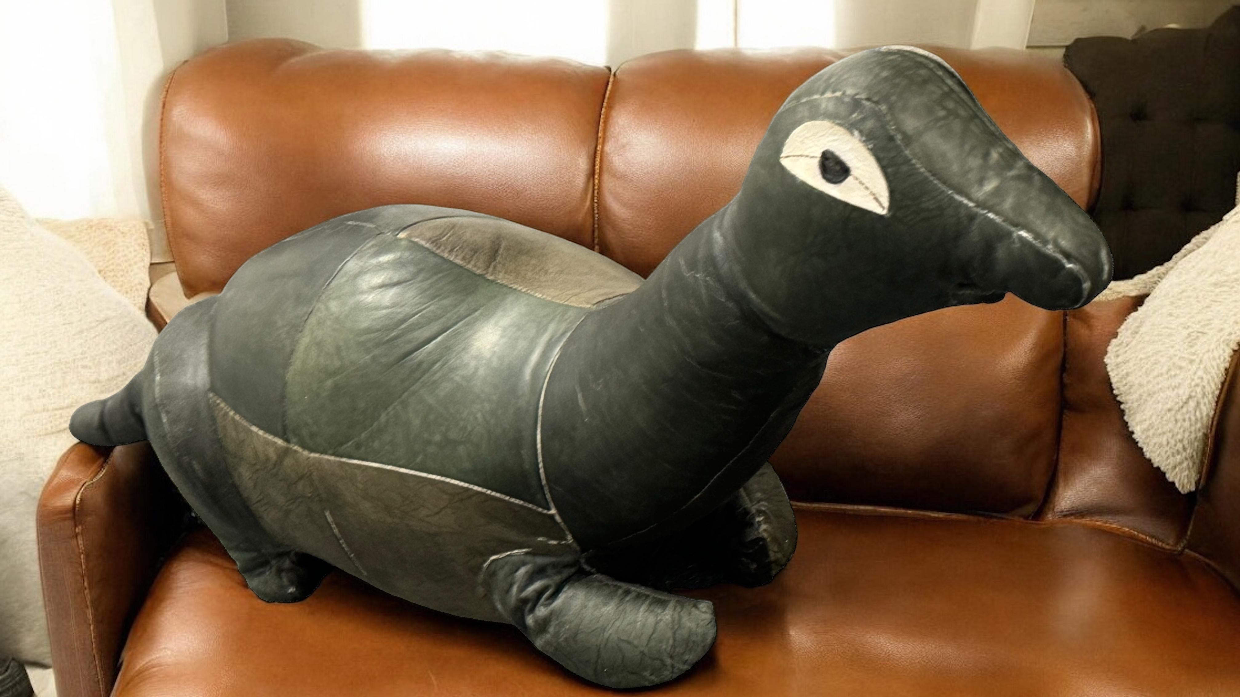 Dinosaurier Pouf Ottoman Fußhocker Poof Pouffe Mad aus Leder, 1970er Jahre (Moderne der Mitte des Jahrhunderts) im Angebot