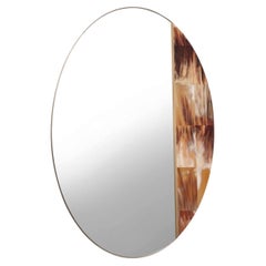 Specchio da parete ovale Diomira in ottone brunito e dettagli di Horn di Arcahorn