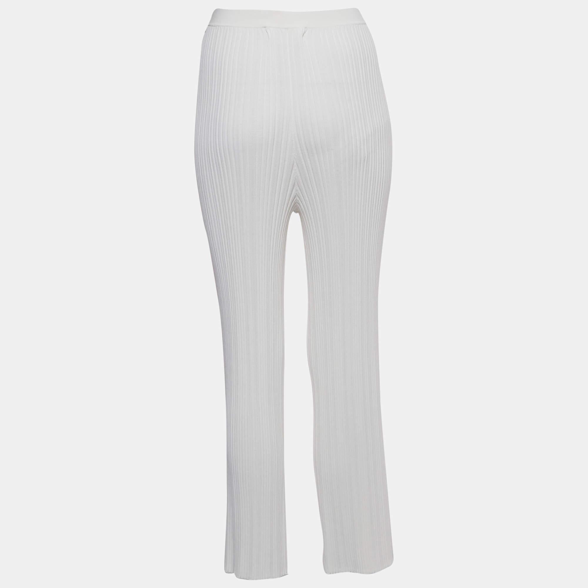 Die Hosen von Dion Lee sind ein Beispiel für moderne Eleganz. Die gerippte Struktur verleiht ihm Tiefe, während der elfenbeinfarbene Farbton Raffinesse ausstrahlt. Diese auf Komfort und Stil zugeschnittene Hose verbindet Vielseitigkeit mit einem