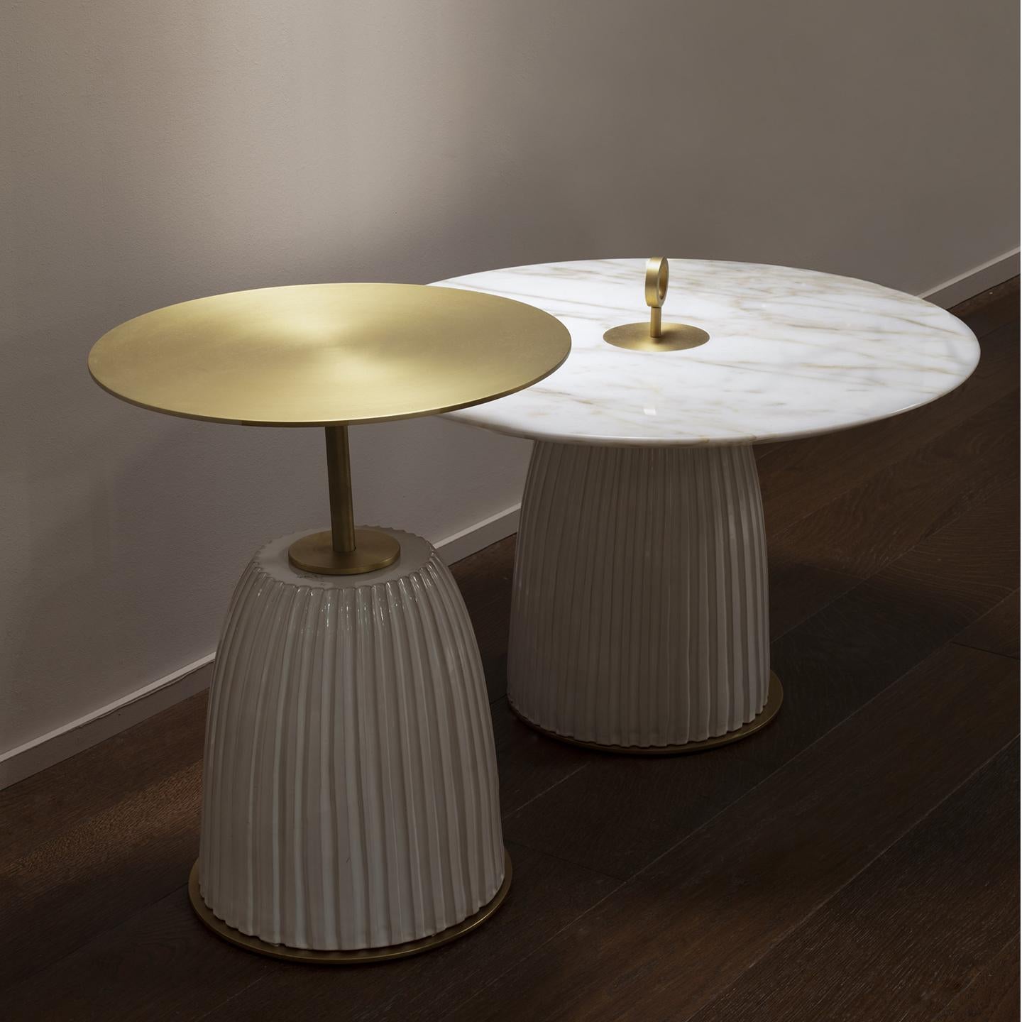 italien Table basse en céramique Dione avec plateau en laiton de Paolo Castelli en vente