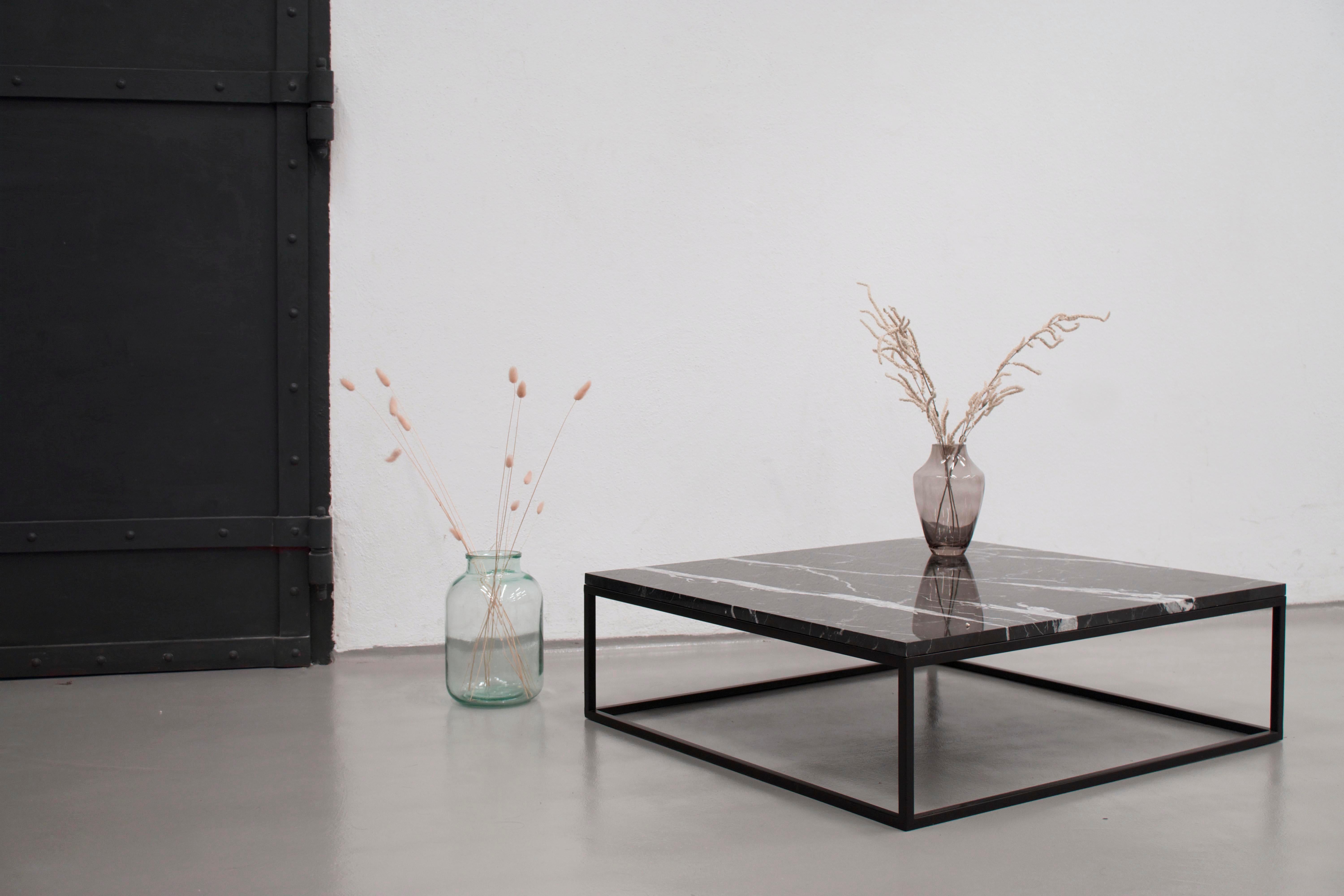 La table basse DIONE est un meuble raffiné, qui attire l'attention par sa forme élancée et minimaliste. Le plateau est en marbre noir Nero Marquina ou en marbre blanc Carrara. 
La table a un aspect moderne grâce à sa faible hauteur, et elle sera