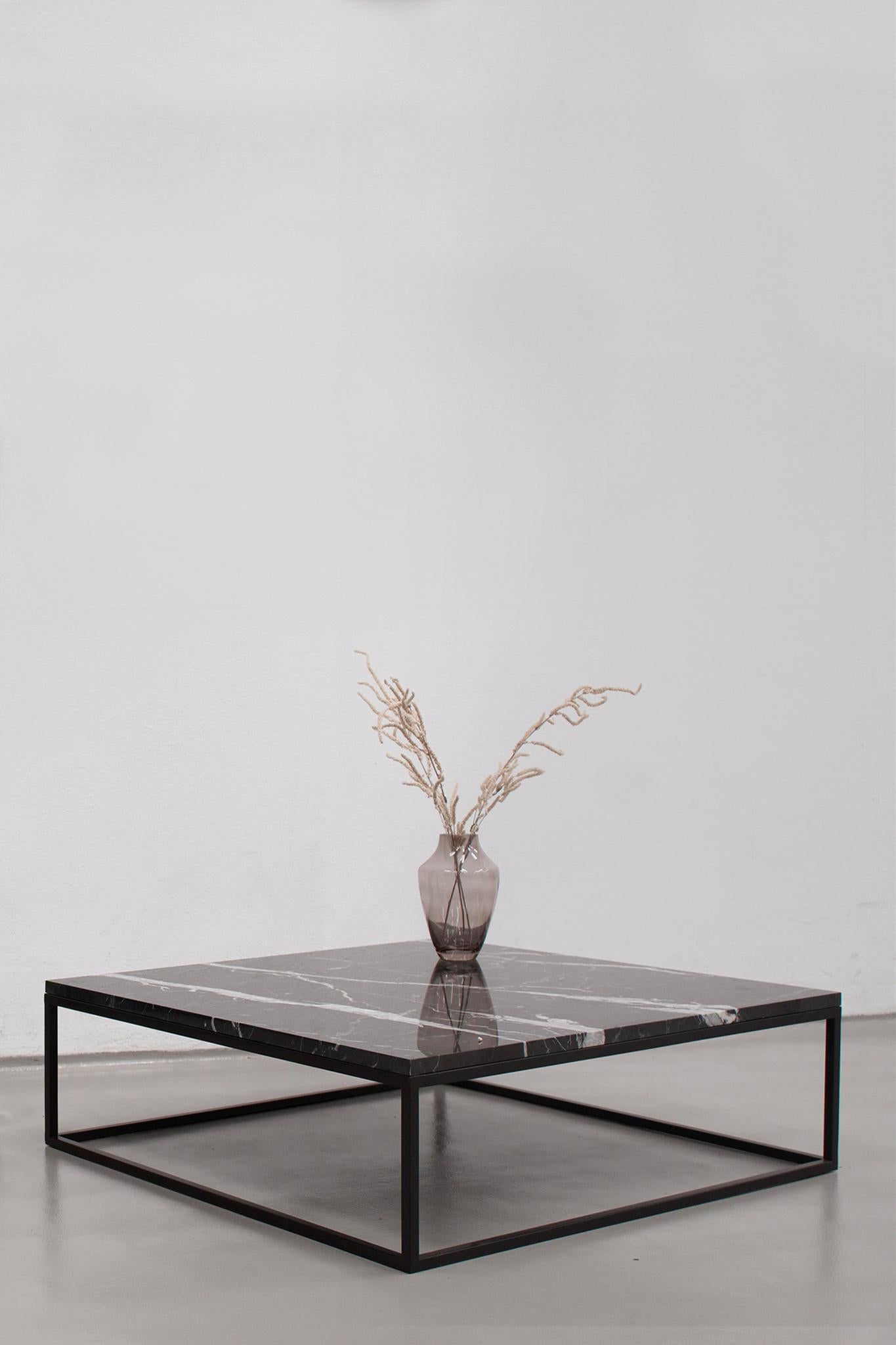 Table basse Nero Marquina de Dion par Un'common
Conçu par Małgorzata Korycka.
Dimensions : D 80 x L 80 x H 30 cm.
Matériaux : Marbre Nero Marquina brossé.

Disponible en différentes options de pierre : Carrara, Fior di Bosco, Arabescato et Nero