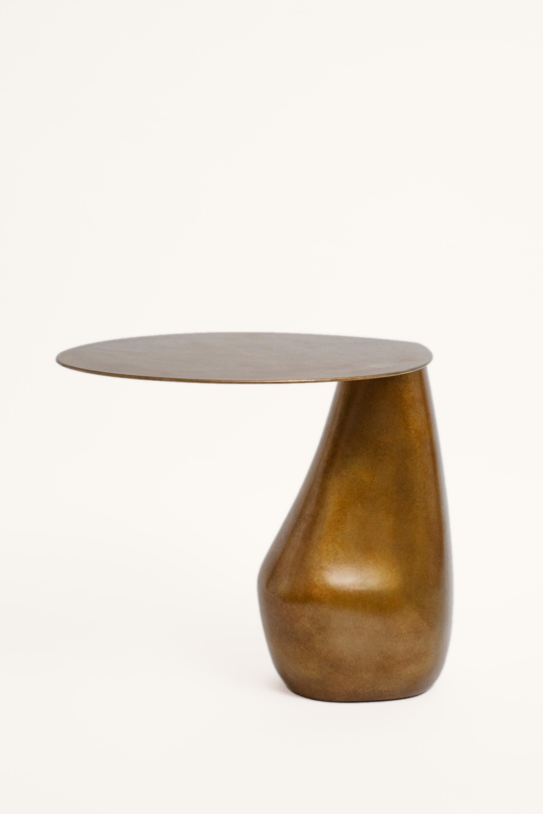 Pièce maîtresse de notre collection de pierres, la table d'appoint Dionis, sculptée à la main par des experts, évoque les courbes et les contours subtils des pierres tumulaires façonnées par l'océan. Cette table d'appoint se présente comme une