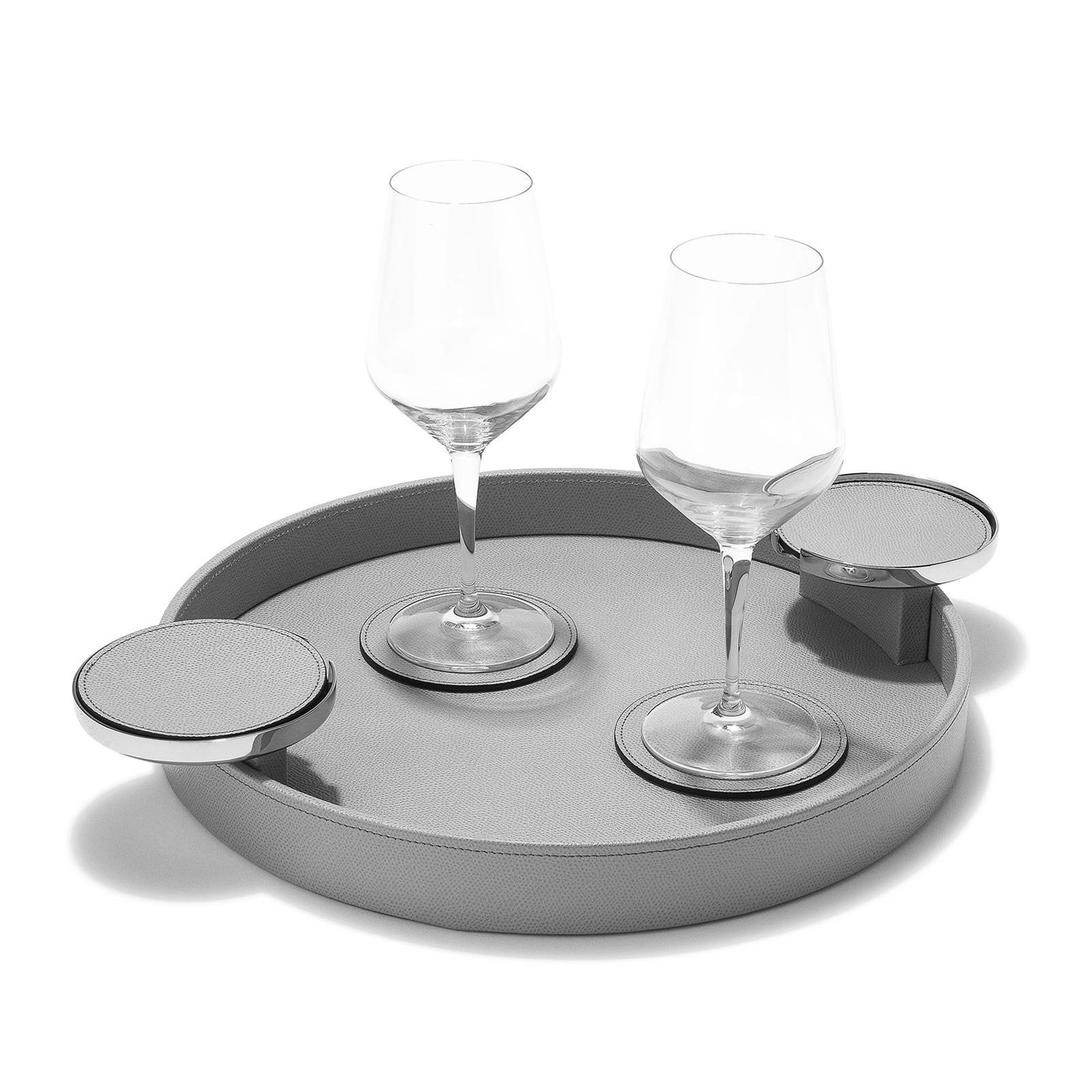 These two sophisticated trays have a wooden structure entirely upholstered in leather and the two side handles mounted in chrome metal, with their unique round shape, are also perfect as glass holders. Both the large purple tray and the small beige