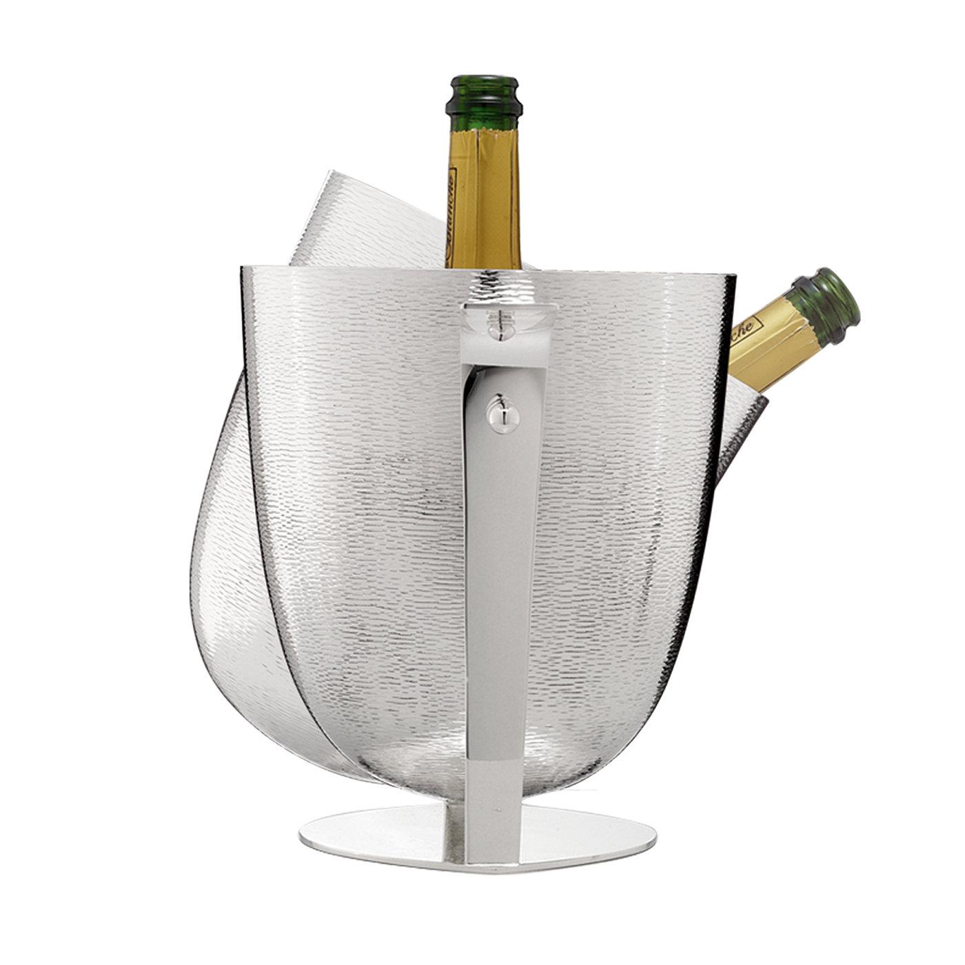 Superior champagne bucket crafted in a silver-plated alloy. The stunning texture on the exterior makes this piece a joy to look at.
