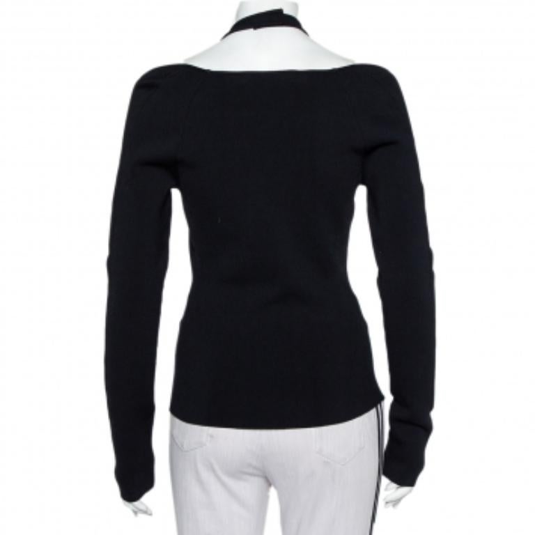 This Dionlee top skillfully mixes an elegant design with quality materials so that you have the best of style and comfort. The women's black top is designed as a wide-neck creation and enhanced with a halterneck detail. It will look great with both