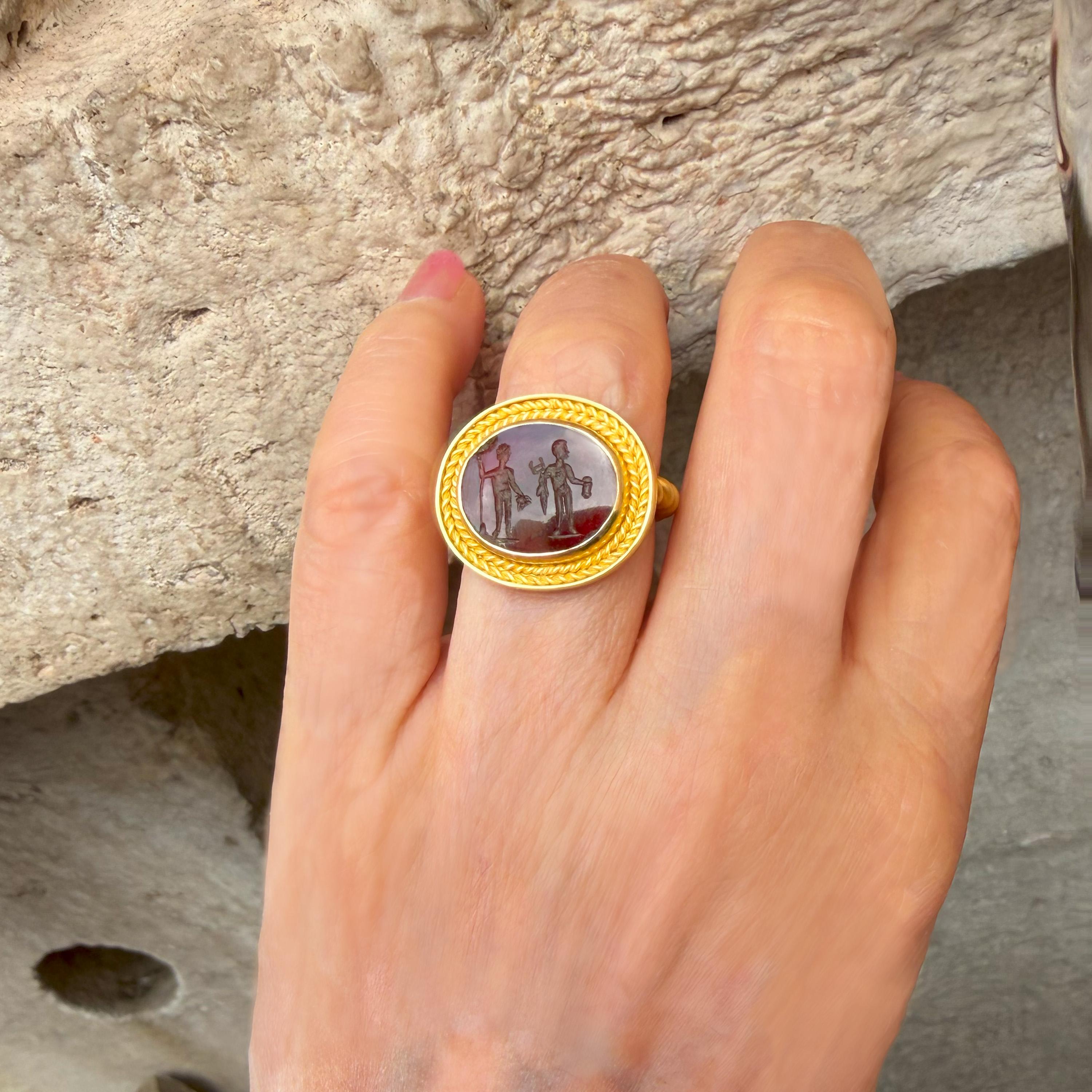Taille ovale Dionysos et Apollon Intaille romaine en cornaline (Ier-2e s.) ADS) Bague de 22 carats en vente