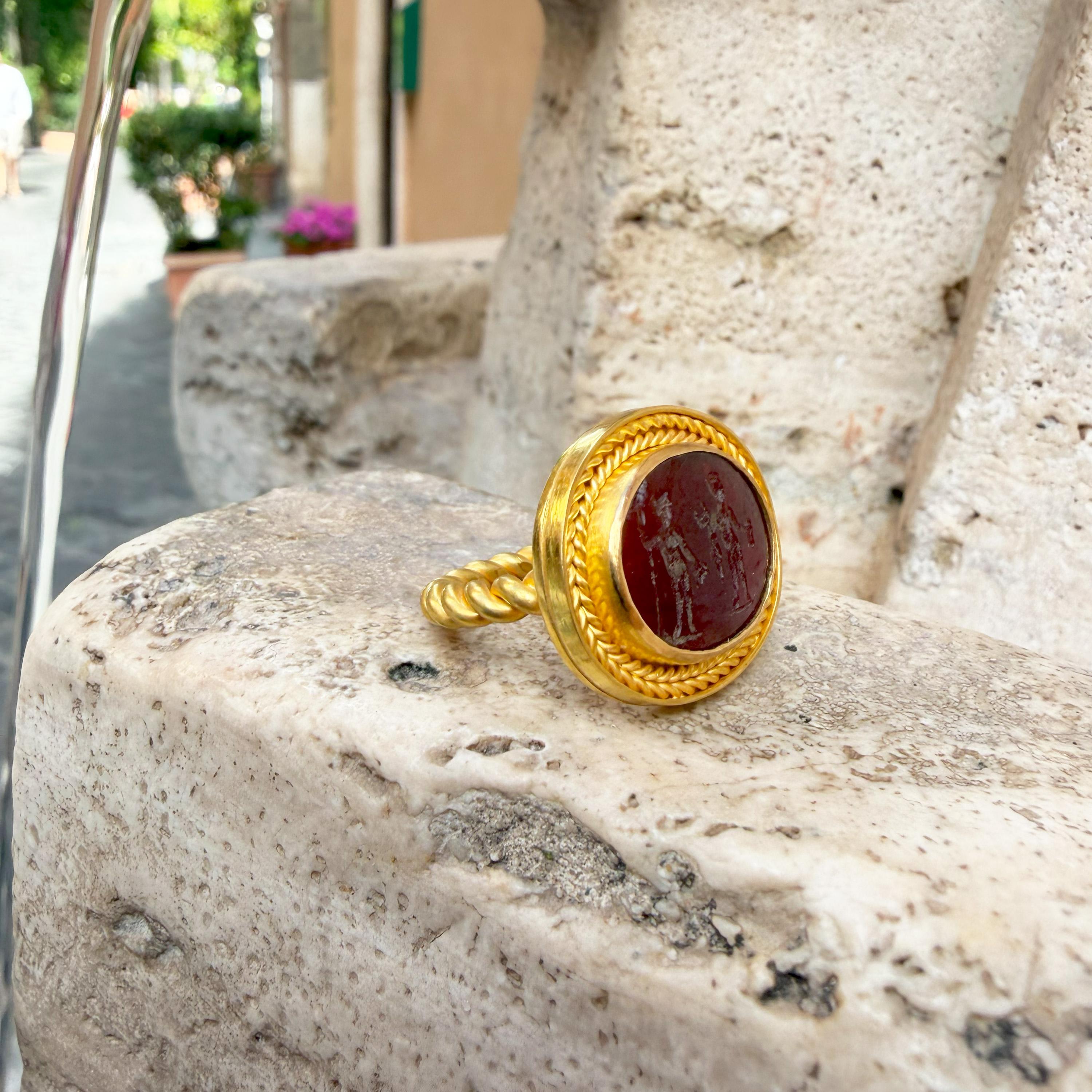 Dionysos et Apollon Intaille romaine en cornaline (Ier-2e s.) ADS) Bague de 22 carats Unisexe en vente
