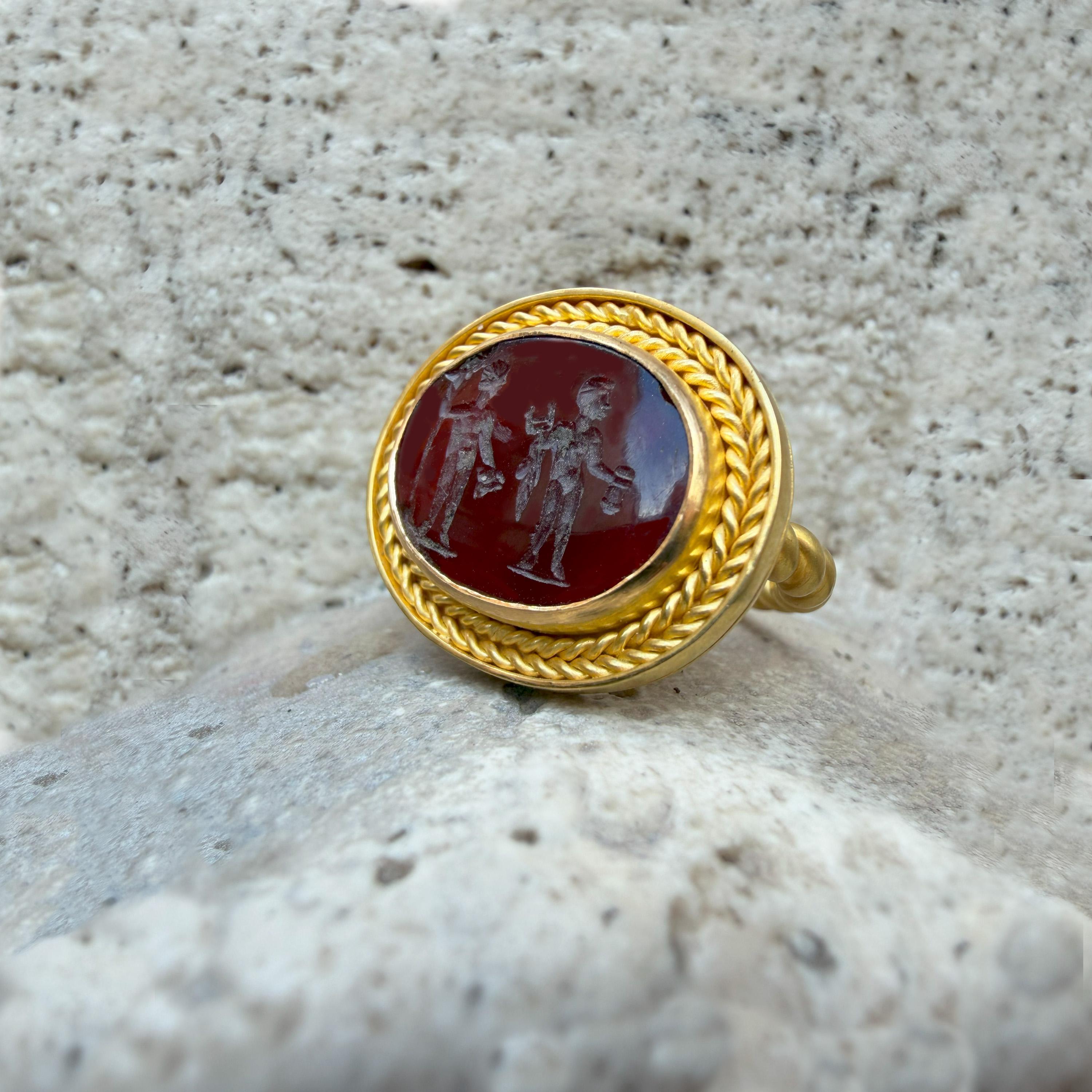 Dionysos et Apollon Intaille romaine en cornaline (Ier-2e s.) ADS) Bague de 22 carats en vente 1