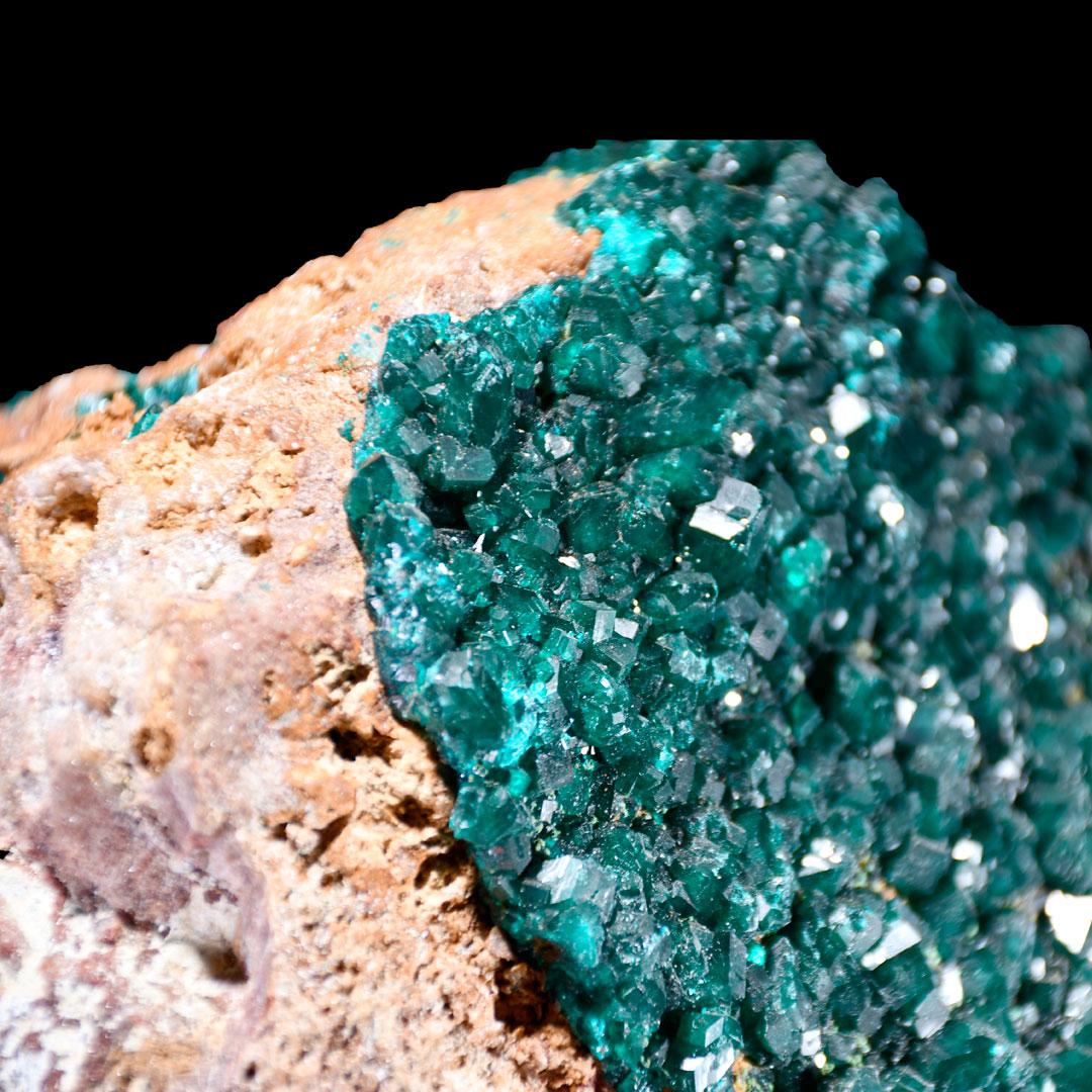 Entdecken Sie eine atemberaubende Dioptas-Stufe aus dem Kongo, ein wahres Juwel für Sammler und Liebhaber. Dieser leuchtend grüne Kristall mit den Maßen 8 Inch (L) x 5 Inch (H) x 5,5 Inch (T) und einem Gewicht von 7,08 lb zeigt die auffallende