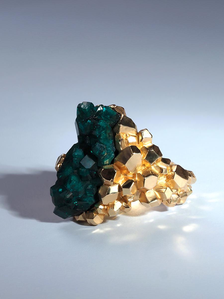 Dioptase Kristallring Gold Smaragd Grüner Stein Unisex Lord of the Ring Stil Ring  (Ungeschliffen) im Angebot