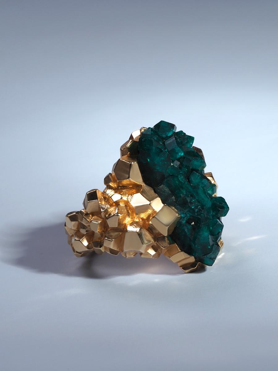 Dioptase crystal ring gold Emerald Green stone unisex Lord of the rings style  In New Condition For Sale In Berlin, DE
