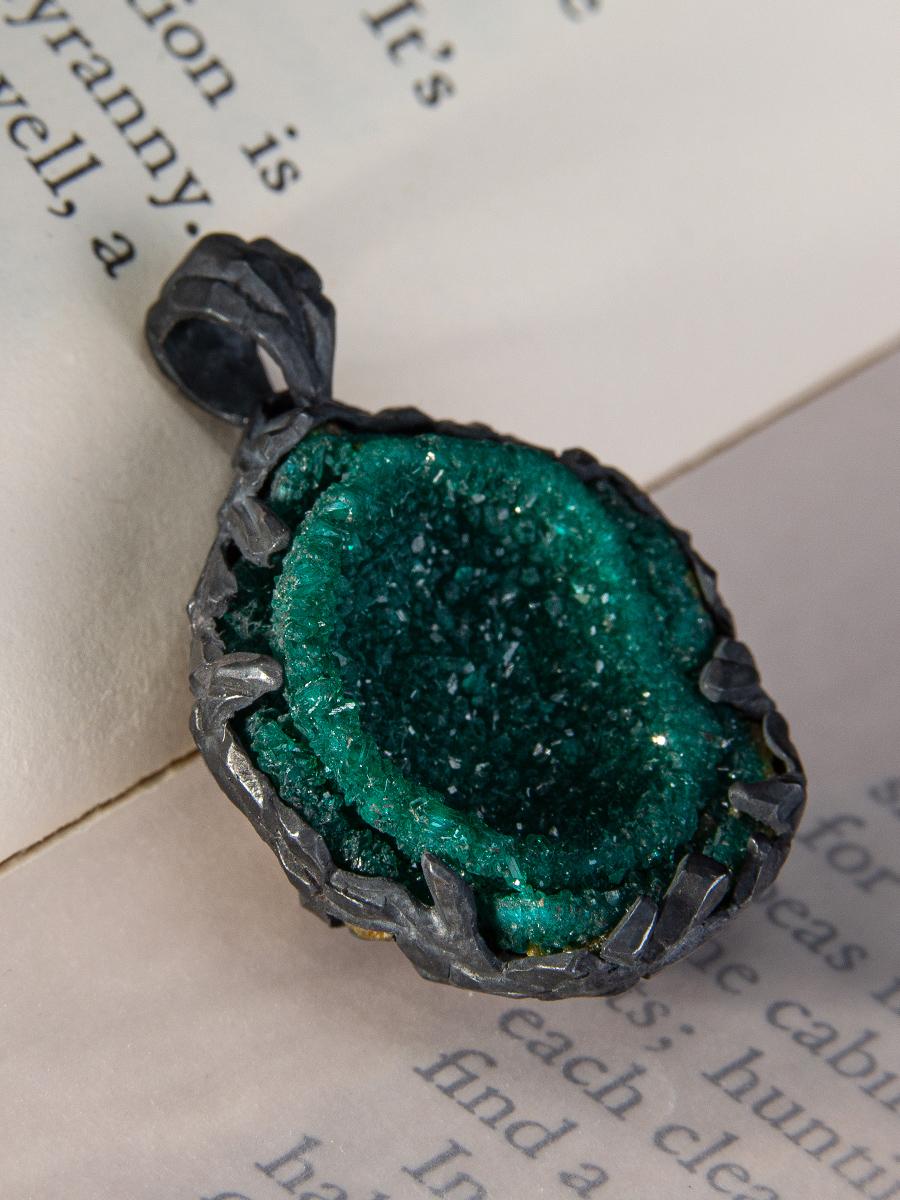 Patinated silver pendant with natural Dioptase Geode
dioptase origin - Namibia
pendant height - 1.38 in / 35 mm
stone measurements - 0.83 x 0.94 in / 21 х 24 mm

