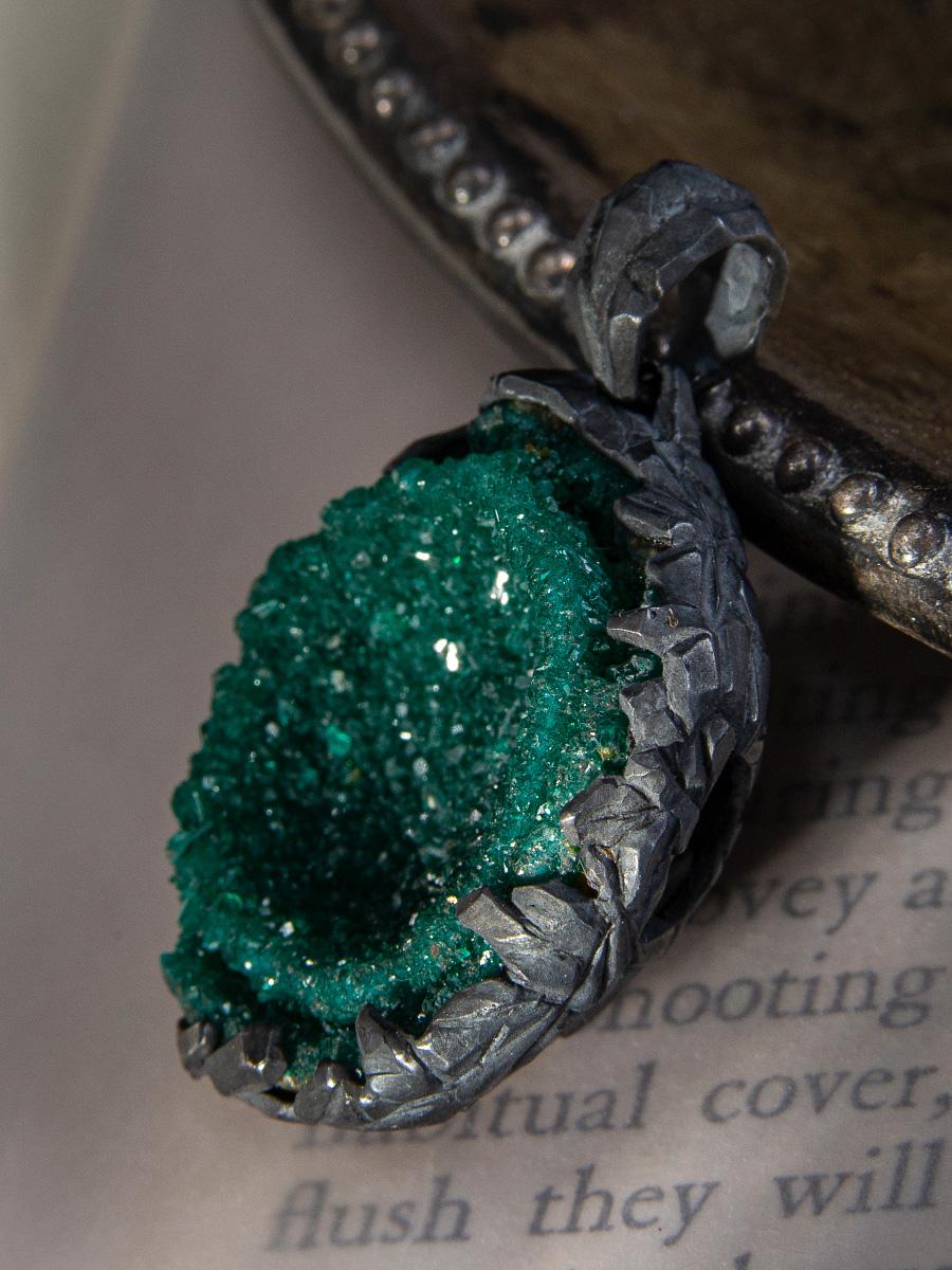 Grezzo Collana Dioptasio geode Deep Forest Green Raw Crystal Unisex in vendita