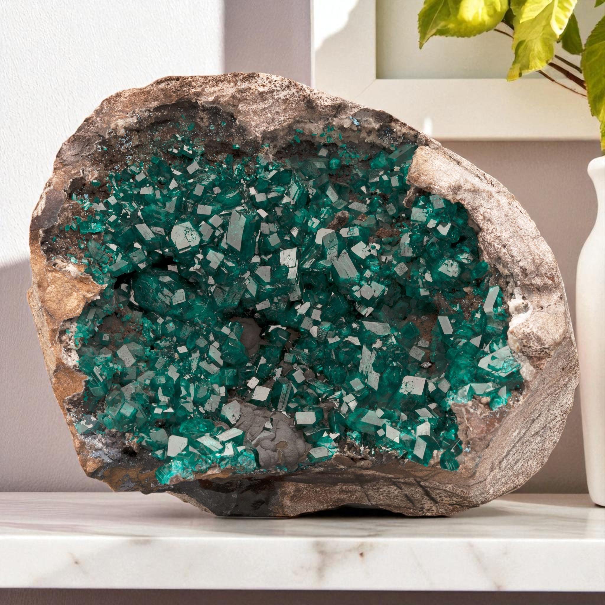 Cristal Dioptase sur Goethite Vug en vente