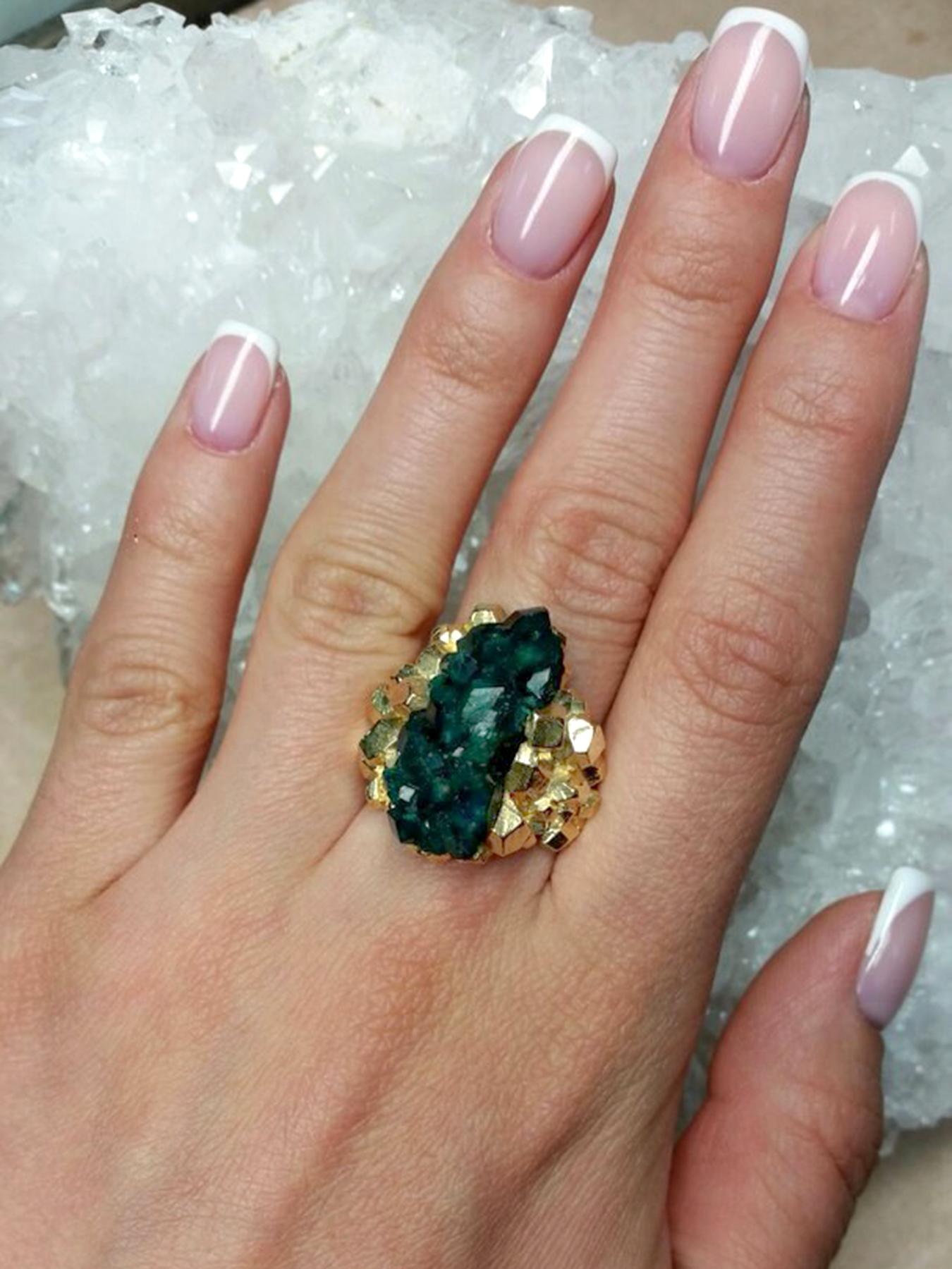 Dioptase ring gold Crystal Engagement ring unisex statement In New Condition For Sale In Berlin, DE