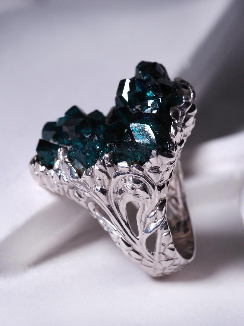 Artisan Bague Dioptase grande taille en argent avec cristaux naturels émeraudes vertes fantaisie pour hommes en vente