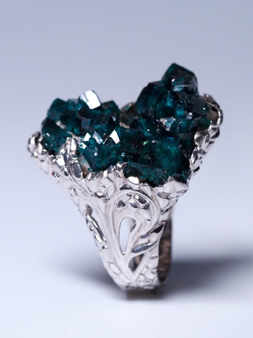 Non taillé Bague Dioptase grande taille en argent avec cristaux naturels émeraudes vertes fantaisie pour hommes en vente