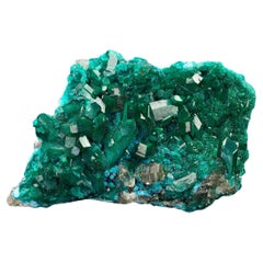Dioptase mit Pflanzgefäß auf Calcite I