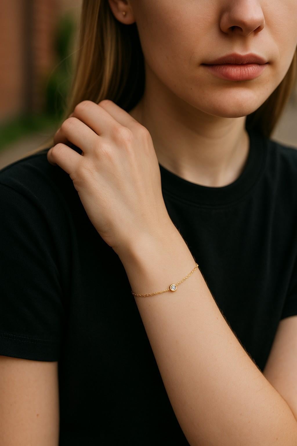 Questo bracciale delicato ed elegante di Dior cattura la raffinatezza tipica del marchio in un design minimalista e indossabile. Realizzato in oro giallo 18 carati, presenta un unico diamante rotondo taglio brillante incastonato che pesa circa 0,05