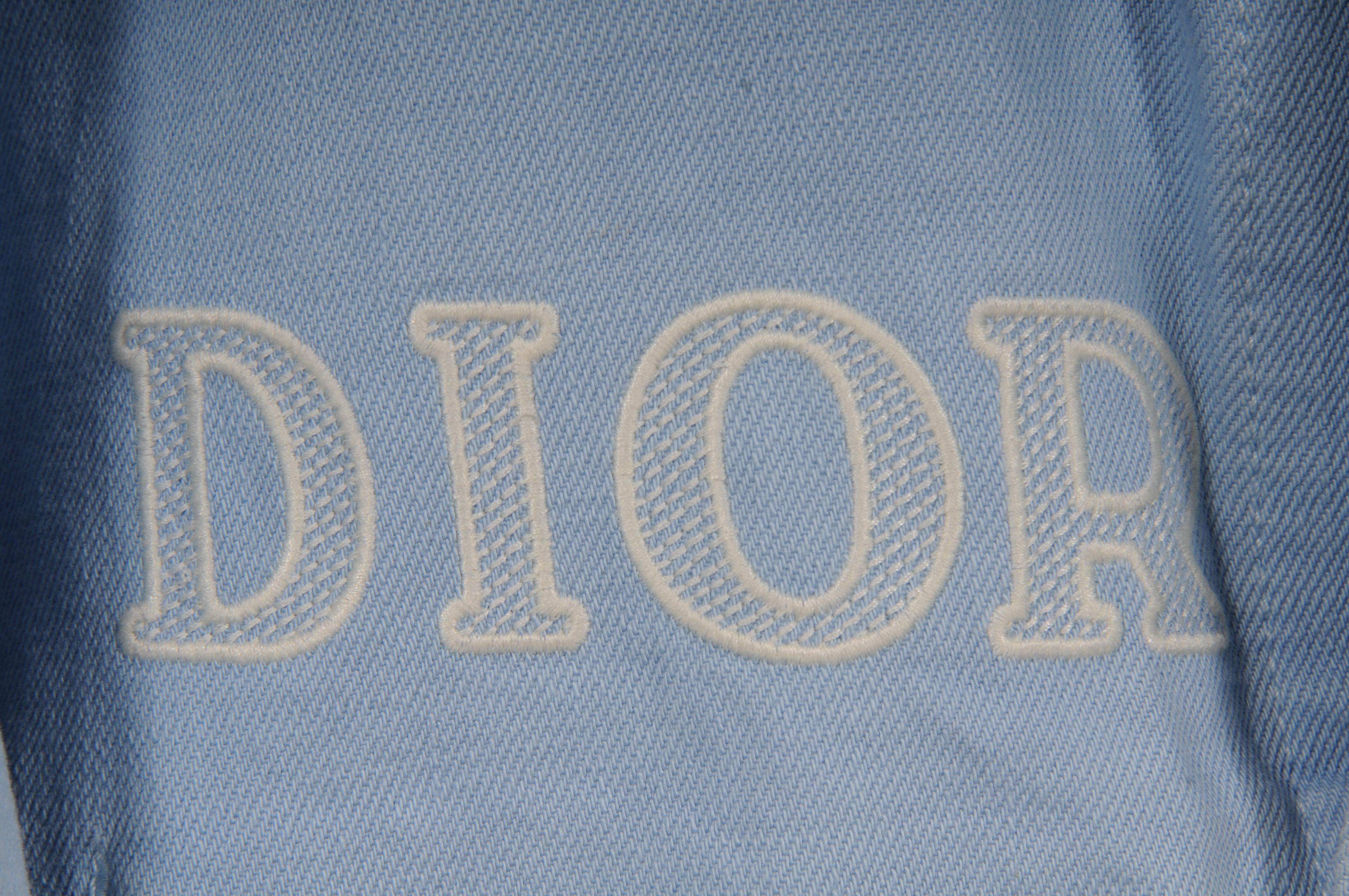 Dior 1947 Logo Denim Jacket 48 Medium Hellblau Weiß Baumwolle Pocket Jean Coat (Blau) im Angebot