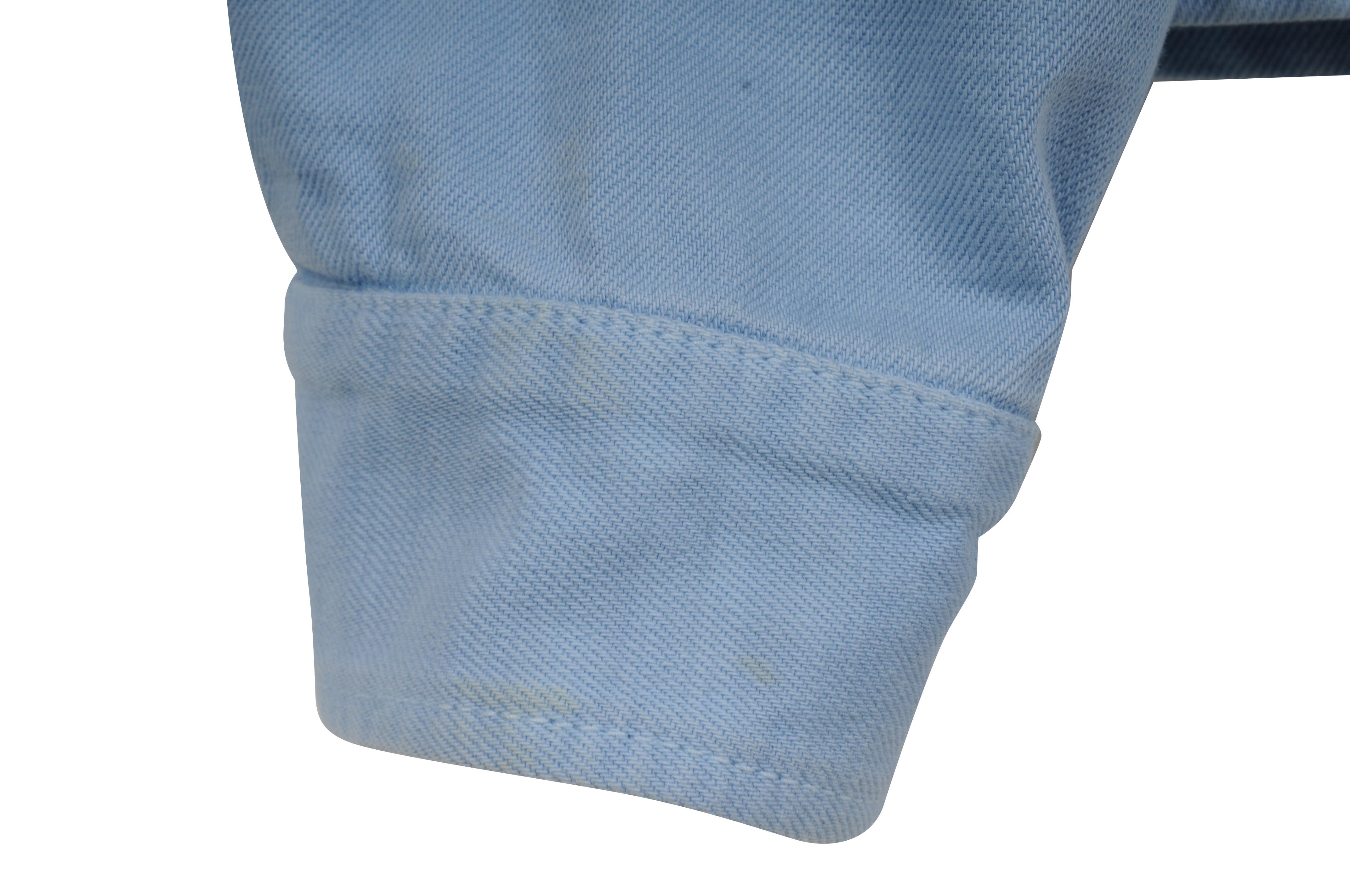 Dior 1947 Logo Denim Jacket 48 Medium Hellblau Weiß Baumwolle Pocket Jean Coat im Zustand „Gut“ im Angebot in North Miami, FL