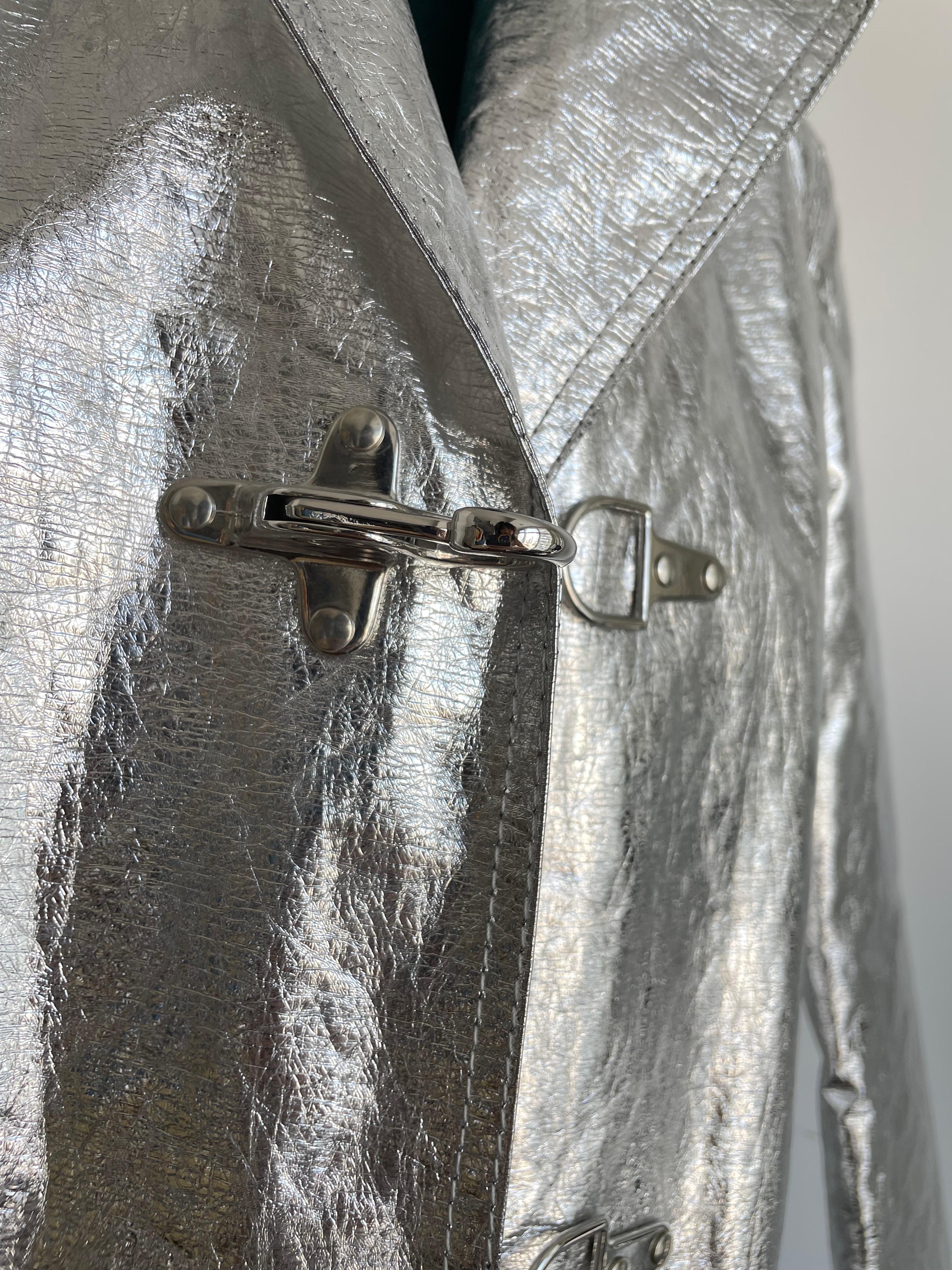 Dior - Imperméable de défilé argenté, taille F34, 2018  Unisexe en vente