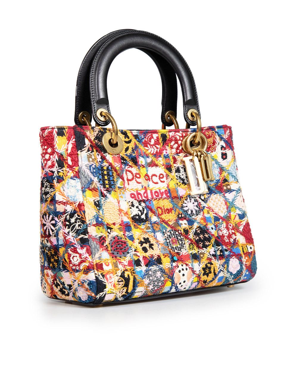 El ESTADO es Muy bueno. La bolsa presenta un desgaste mínimo. Desgaste mínimo en los herrajes del bolso y ligeros arañazos en la solapa interior de este artículo usado de reventa del diseñador Dior.
 Detalles
 Model No: Edición Limitada Peace & Love