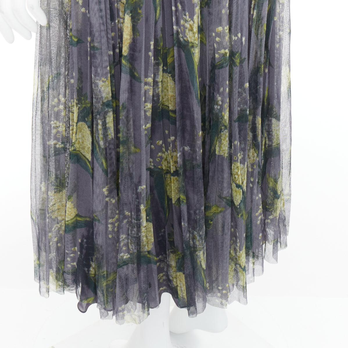 DIOR 2019 grey green floral print cotton tulle midi skirt FR42 XL
Reference: KNLM/A00313
Brand: Dior
Designer: Maria Grazia Chiuri
Collection: SS 2019
Material: Cotton
Color: Green, Grey
Pattern: Floral
Closure: Zip
Lining: Grey Silk
Extra Details: