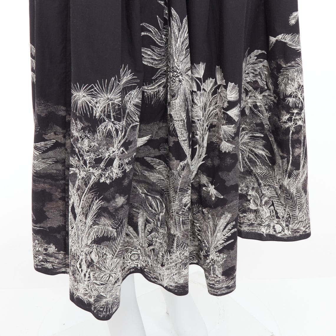 DIOR 2021 gonna midi elasticizzata in vita in cotone nero con stampa Jungling FR42 XL
Riferimento: KNLM/A00318
Marchio: Dior
Stilista: MARIA GRAZIA CHIURI
Materiale: Cotone
Colore: Nero, Bianco
Modello: Floreale
Chiusura: zip
Dettagli extra: Zip