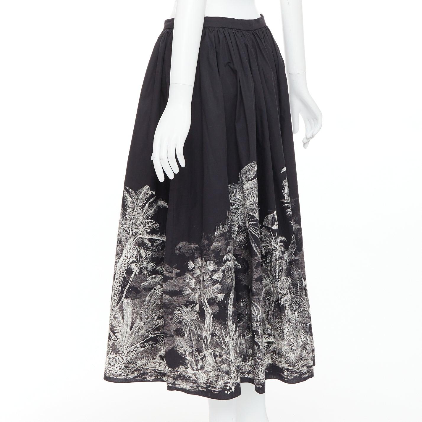 DIOR 2021 gonna midi elasticizzata in vita in cotone nero con stampa Jungling FR42 XL in vendita 1