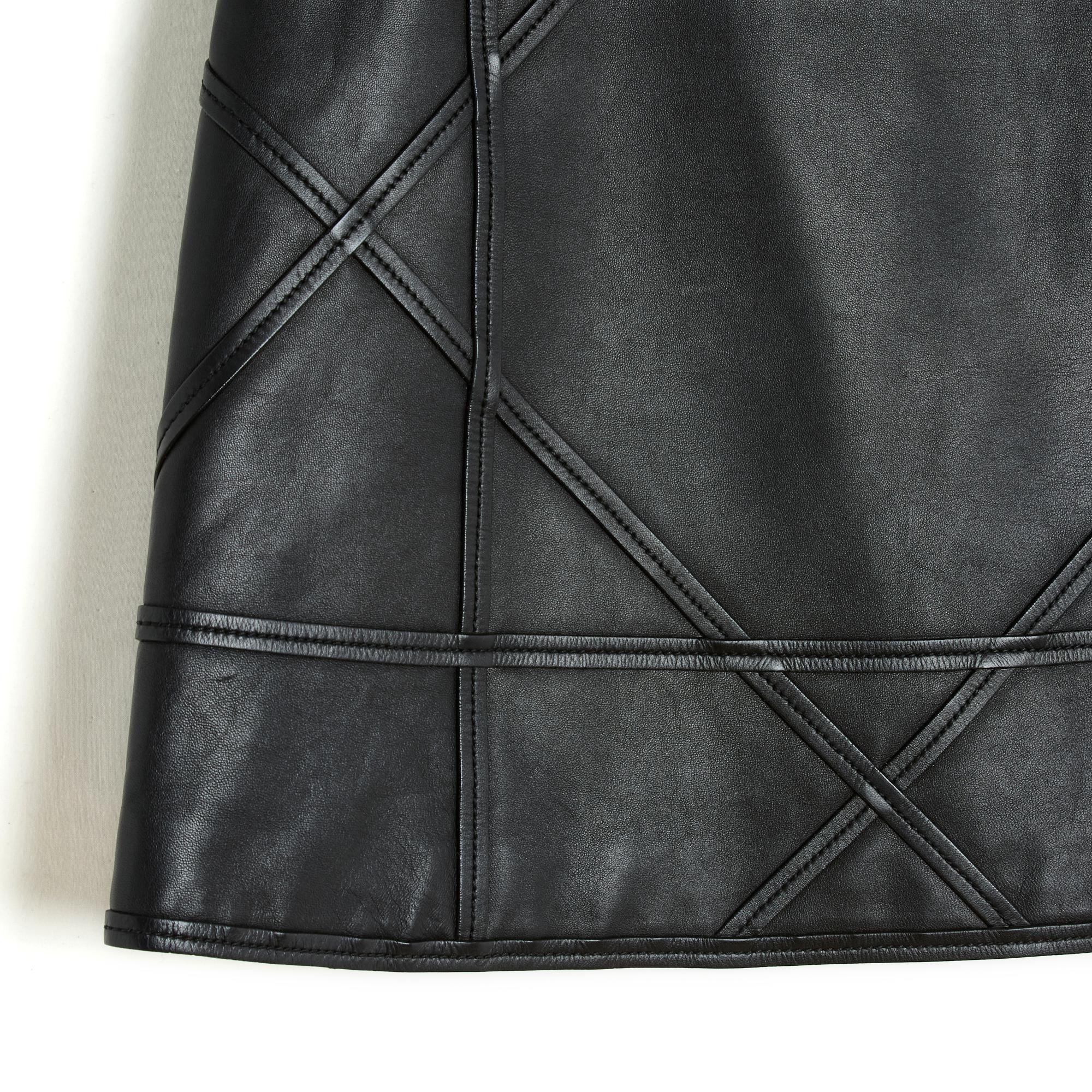 Christian Dior skirt by Maria Grazia Chiuri in black leather with macro (or even mega) cannage pattern, black silk lining, silver metal zip closure with Dior logo puller. Size 38FR: waist 38 cm, length 44.5 cm. The skirt has been worn but is in very