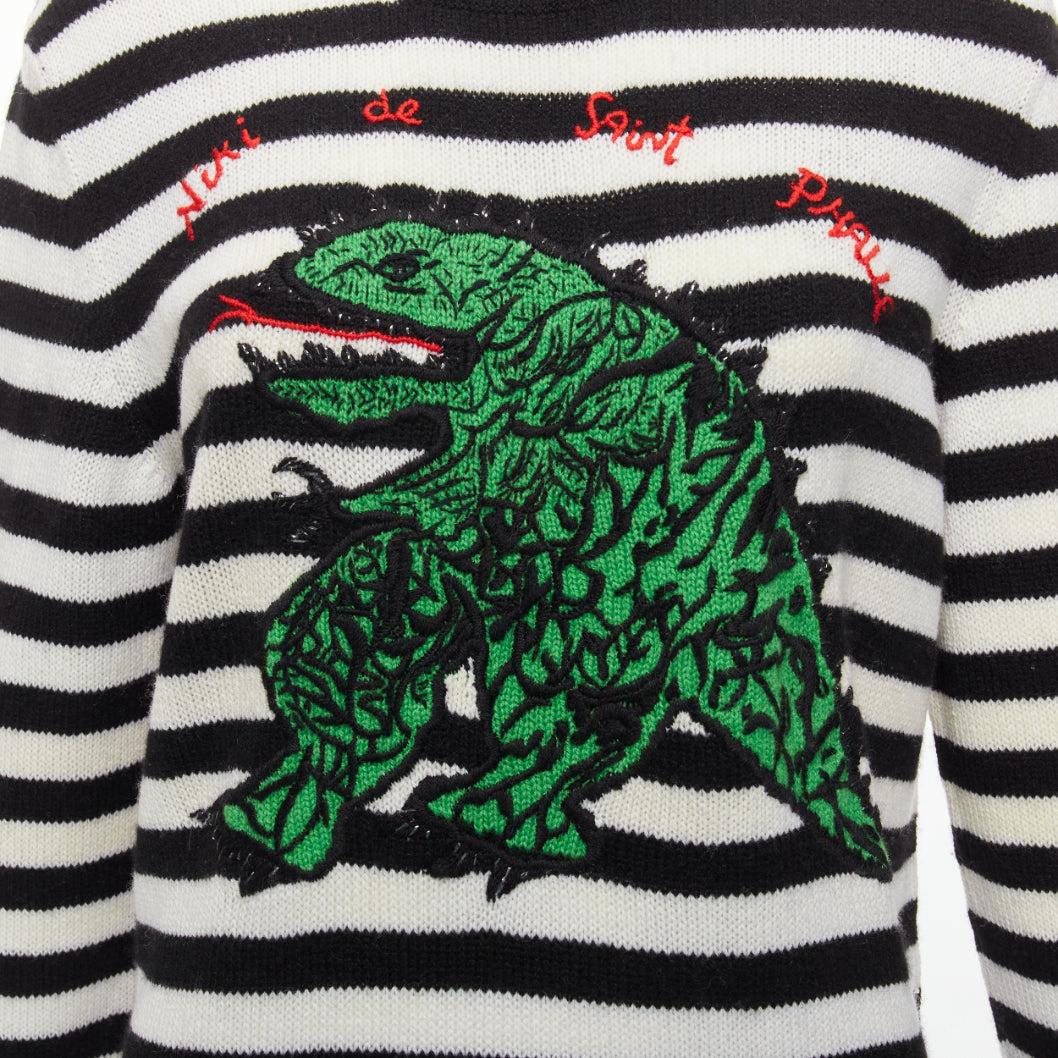 DIOR 2023 Runway 100% Kaschmir schwarz weiß grün Dinosaurier Pullover FR38 M
Referenz: LNKO/A02260
Marke: Dior
Designer: Maria Grazia Chiuri
Collection: 2023 - Laufsteg
MATERIAL: Kaschmir
Farbe: Schwarz, Weiß
Muster: Gestreift
Verschluss: Slip