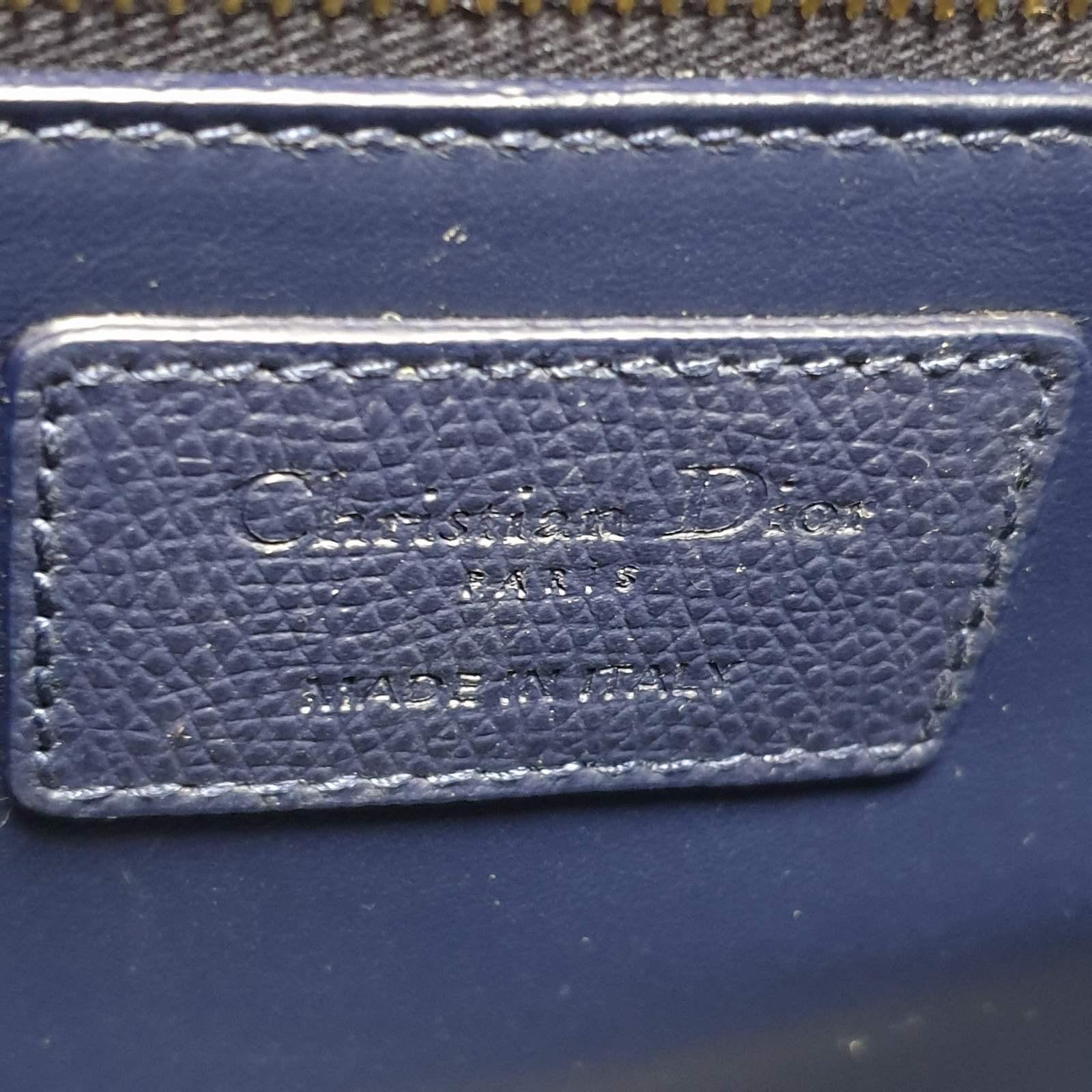 Indigo Blue Ultramatte Grained Calfskin
Flap design closure
'CD' clasp
Embossed '30 MONTAIGNE' signature on the back
Adjustable leather shoulder strap with 'Christian Dior' military-inspired buckle
Interior zip pocket and phone pocket
Back