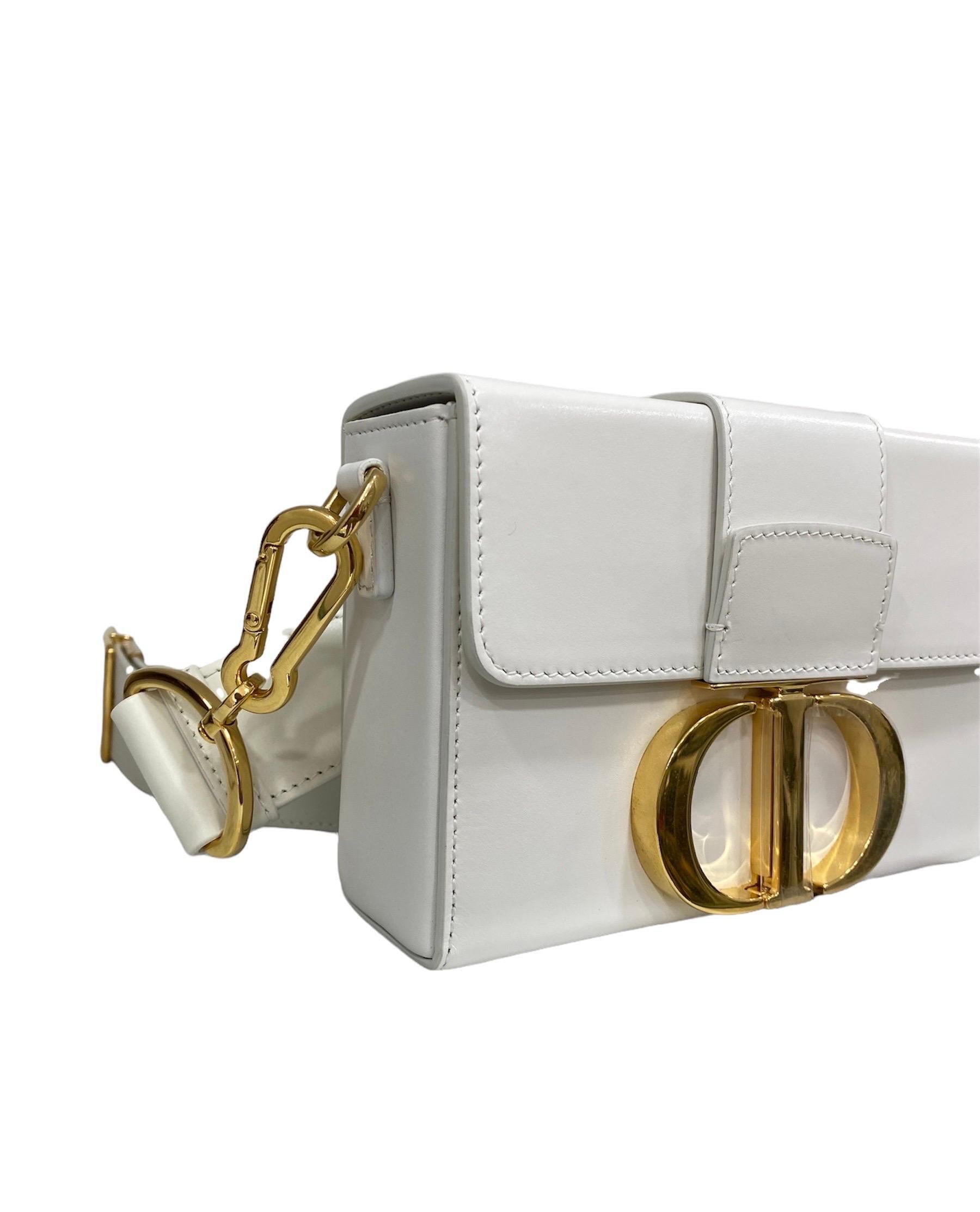 Dior signed bag, model 30 Montaigne Mini, made of white smooth leather with golden hardware.
Equipped with a flake closure with interlocking, internally covered in white leather, large for the essentials.
Equipped with a large shoulder strap in