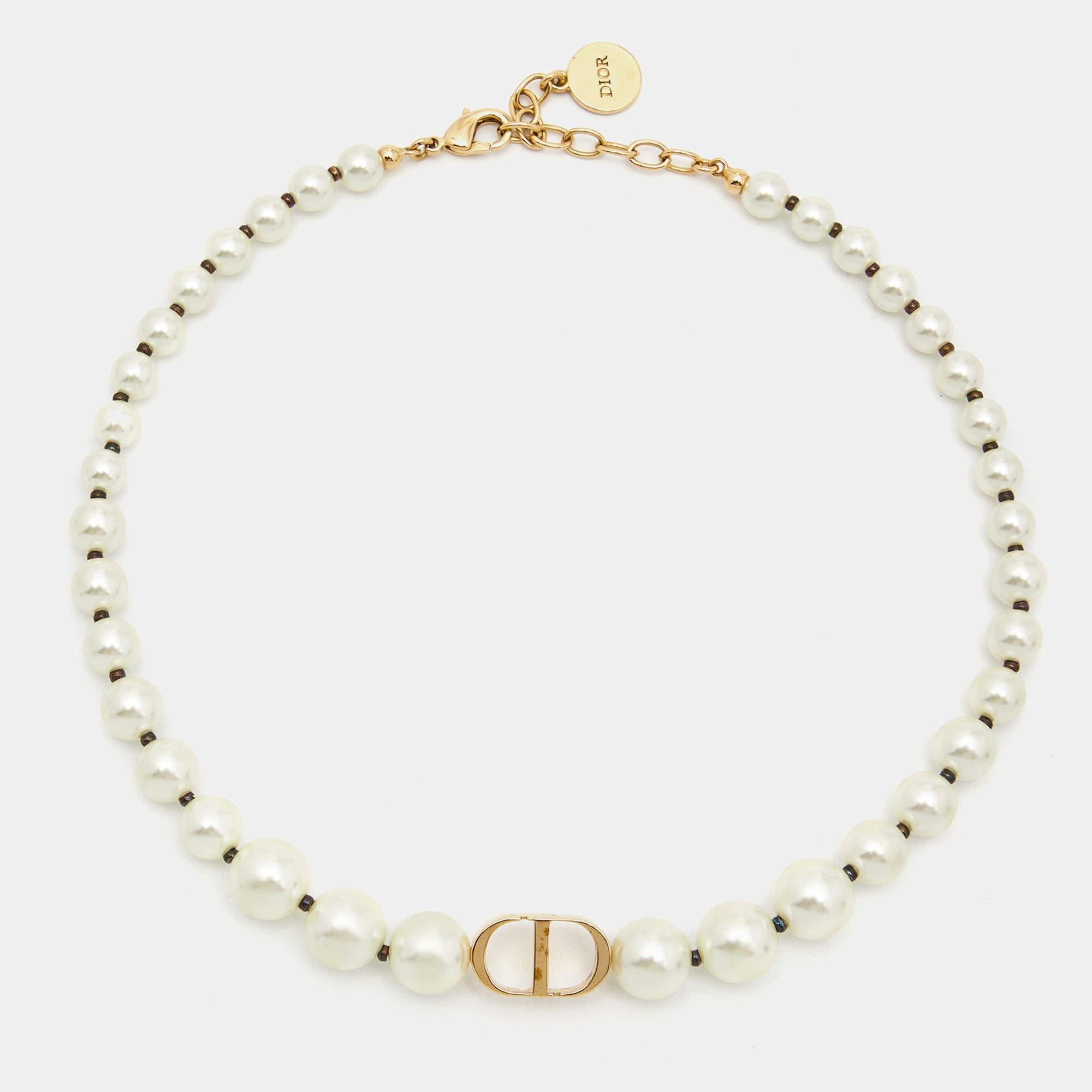 The 30 Montaigne line is a re-discovery of Dior's origins and heritage. This pearl choker is assembled with faux pearls and gold-tone and the string is finished with a CD logo and a lobster clasp.

