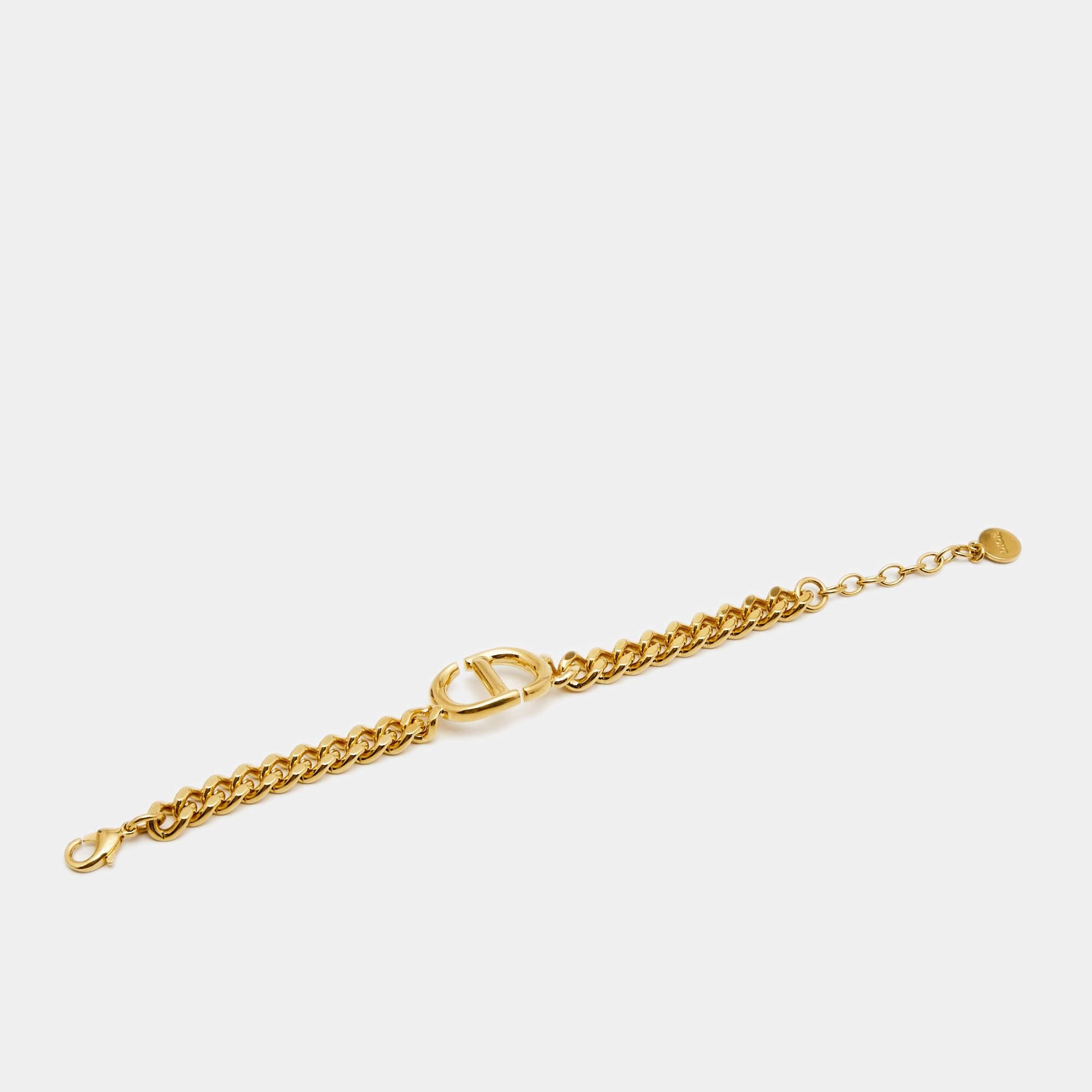 The Dior 30 Montaigne gold-tone bracelet is an exquisite accessory that exudes elegance and sophistication. Crafted in a lustrous gold tone, this bracelet features a sleek and minimalist design, showcasing the iconic 