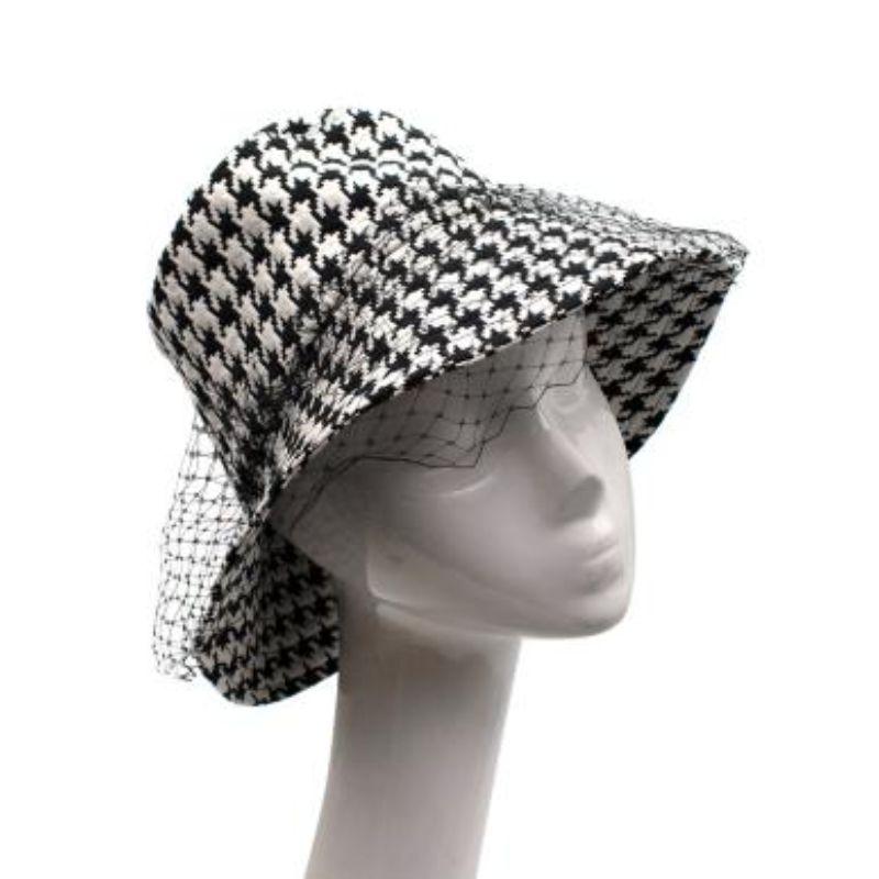 Dior 30 Montaigne Large Brim Bucket Hat with Veil - Size 57 In Excellent Condition For Sale In London, GB