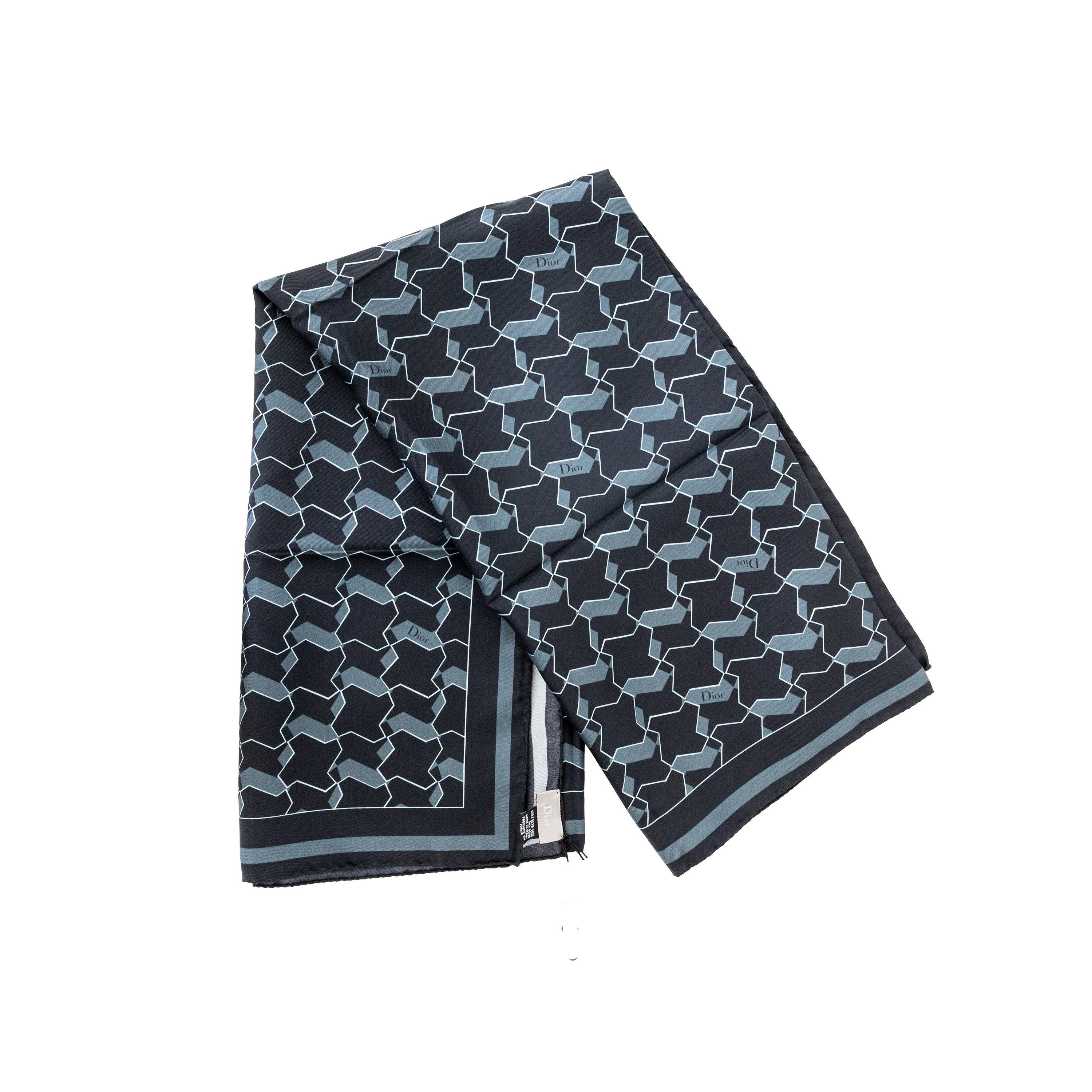 Confeccionado por expertos en lujosa seda, el pañuelo Dior presenta un sofisticado estampado abstracto en tono gris oscuro con sutiles detalles del logotipo Dior. Mantente elegante y chic con este pañuelo cuadrado.

Largo:90;Ancho:90 Material: 100%