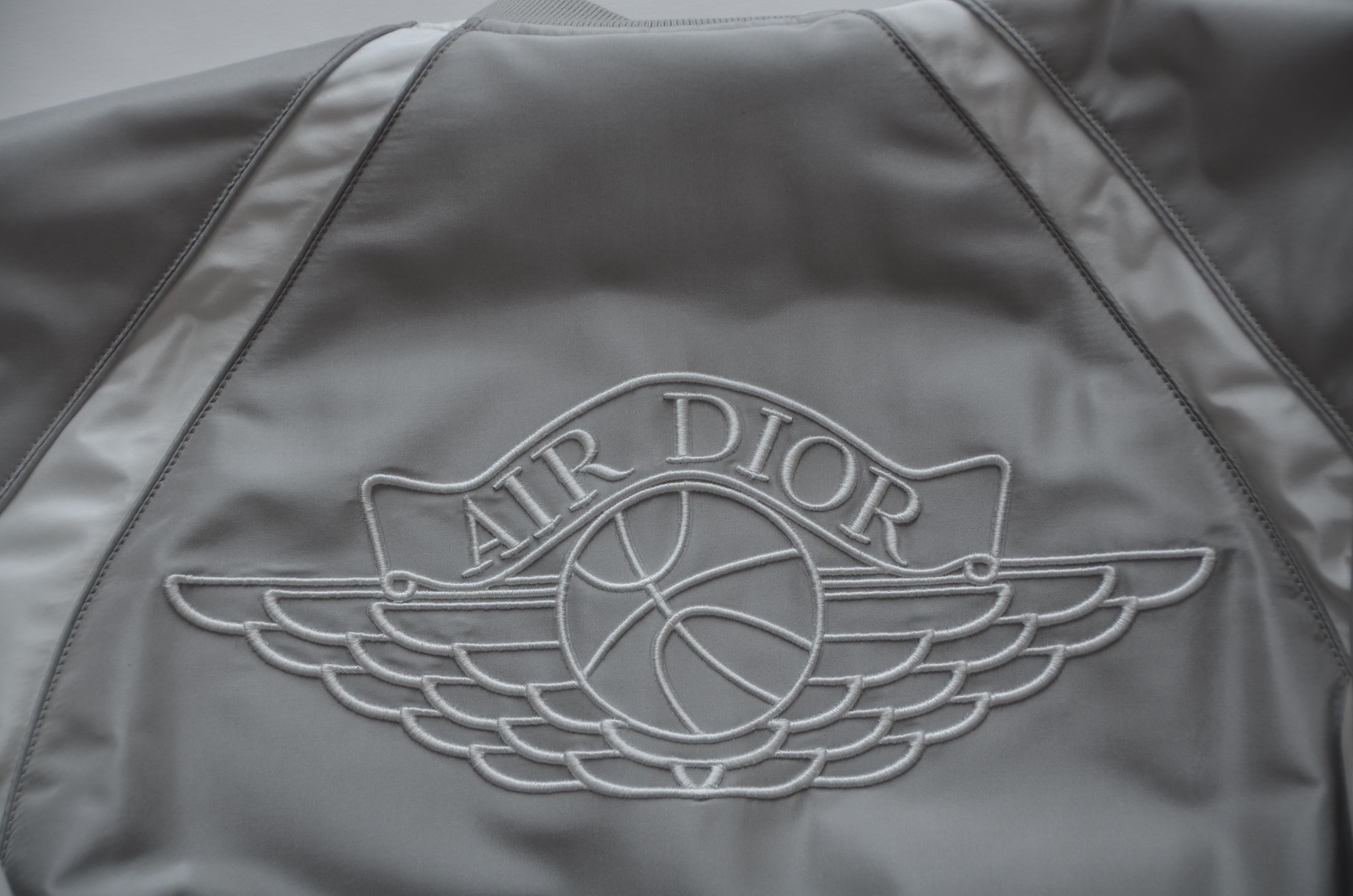 Dior Air  Chaqueta bomber de seda gris plateada talla 50  Nuevo con etiquetas 100% auténtico 3