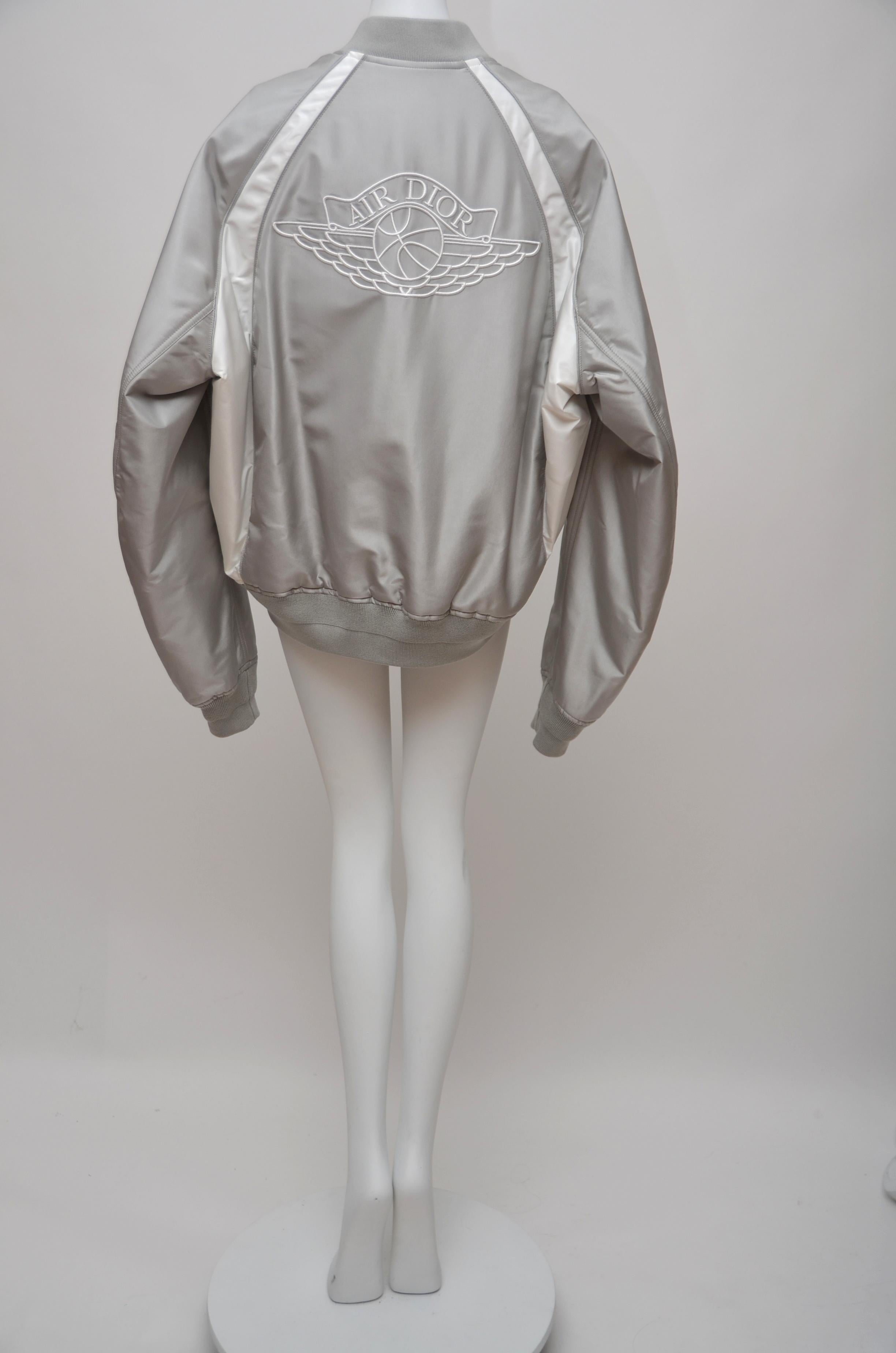 Dior Air  Chaqueta bomber de seda gris plateada 
Talla 50  
Nuevo con etiquetas 
100% auténtico 

VENTA FINAL.
