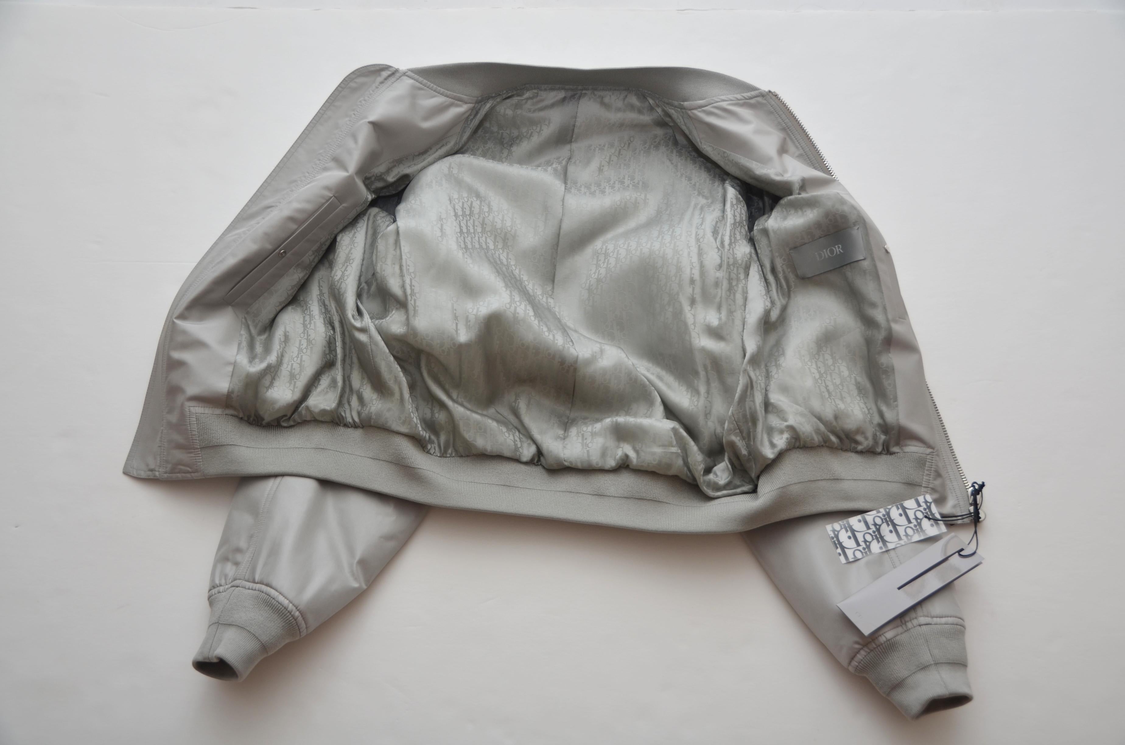 Dior Air  Chaqueta bomber de seda gris plateada talla 50  Nuevo con etiquetas 100% auténtico 1