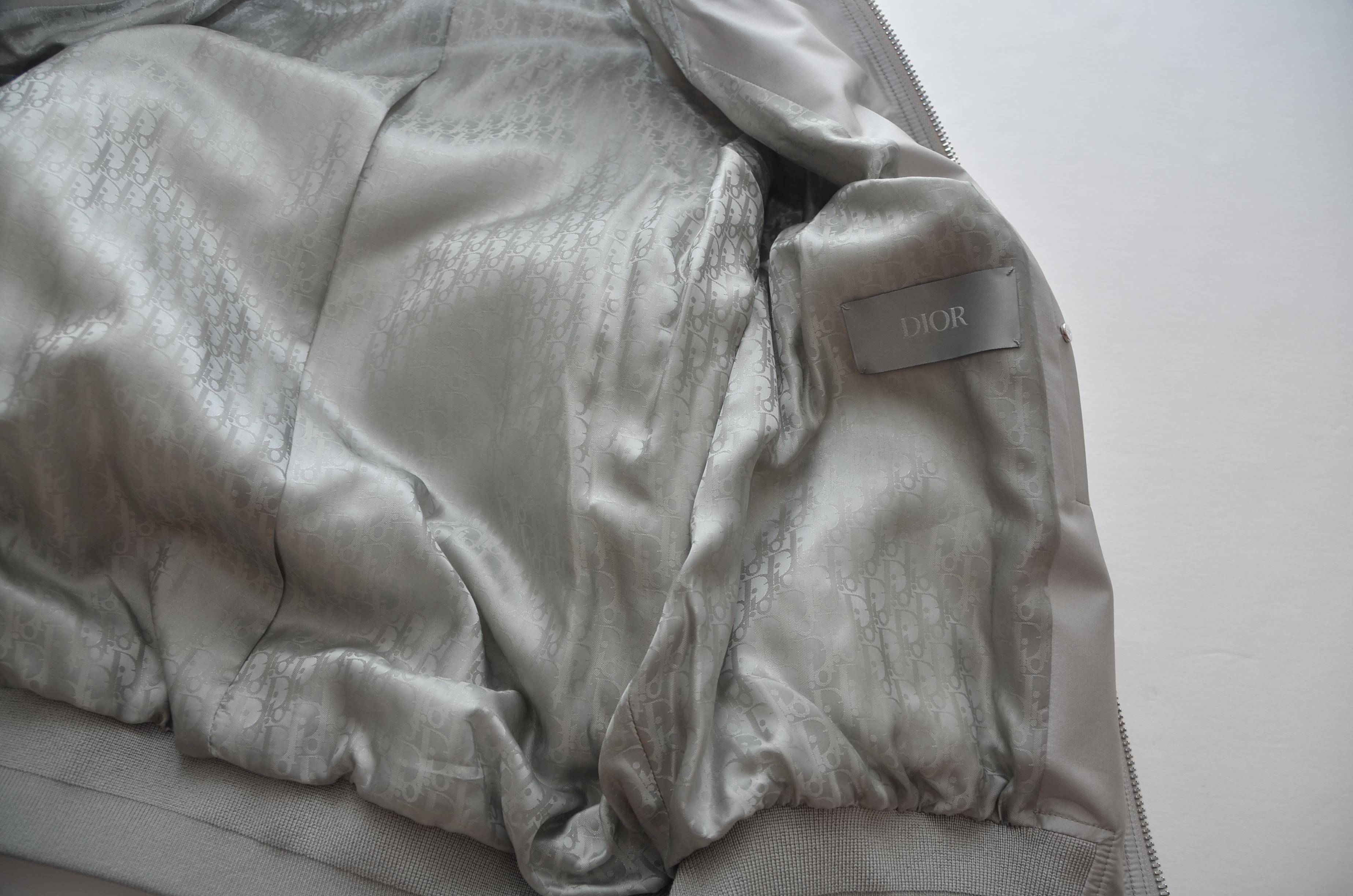 Dior Air  Chaqueta bomber de seda gris plateada talla 50  Nuevo con etiquetas 100% auténtico 2