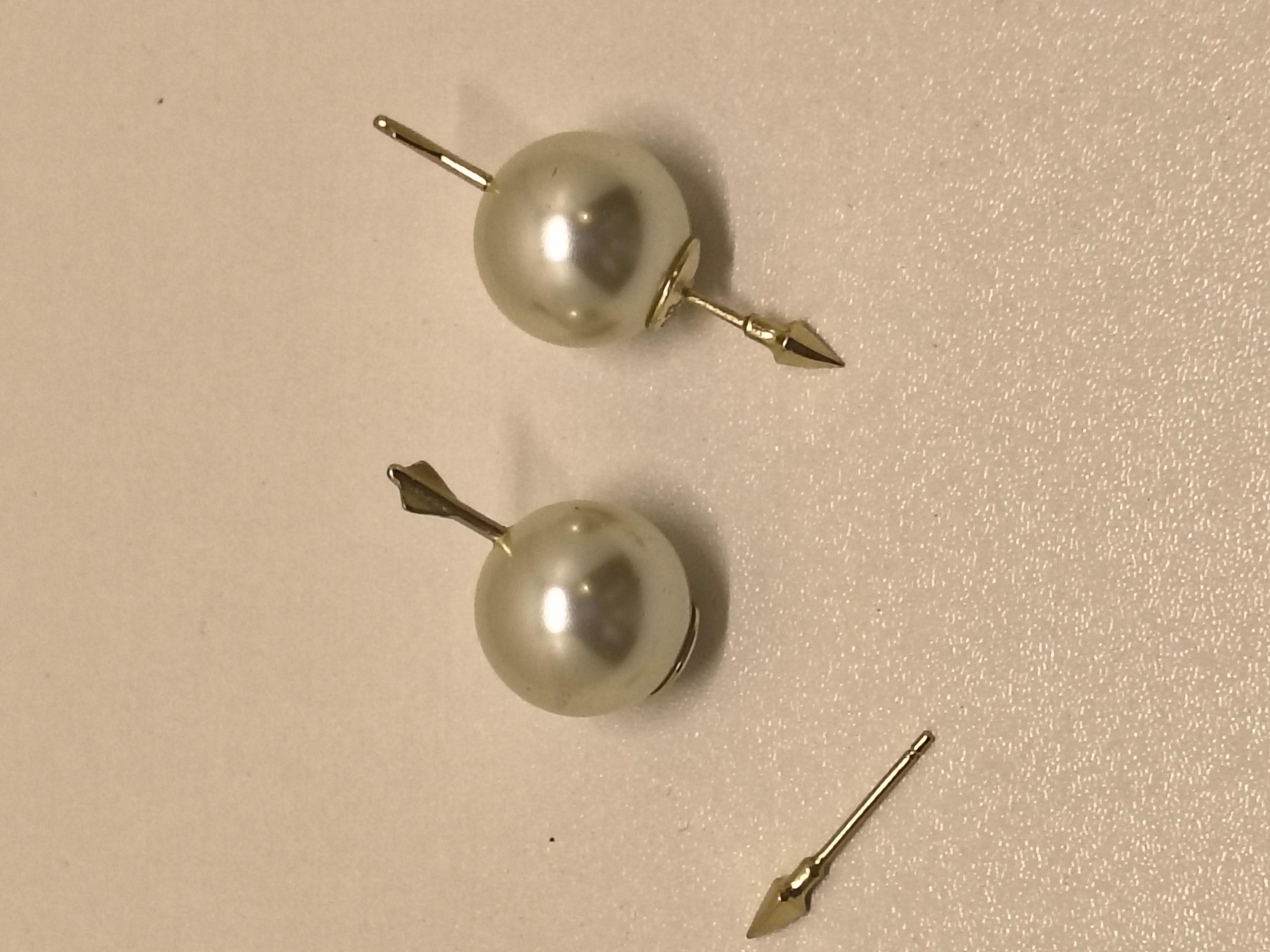 Giocosi e allo stesso tempo eleganti, questi orecchini Dior offrono un tocco moderno a un design classico. Caratterizzato da finte perle luminose trafitte da eleganti frecce dorate, il design cattura sia la raffinatezza che l'audace creatività,