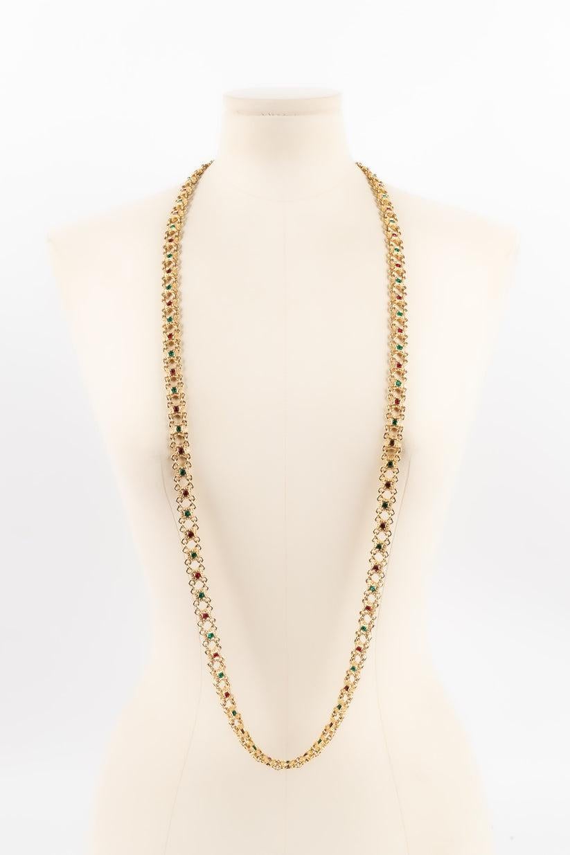 Dior - Lange, gegliederte Halskette aus goldenem Metall mit roten und grünen Strasssteinen.

Zusätzliche Informationen:
Zustand: Sehr guter Zustand
Abmessungen: Länge: von 112 cm bis 117 cm

Sellers Referenz: BC220
