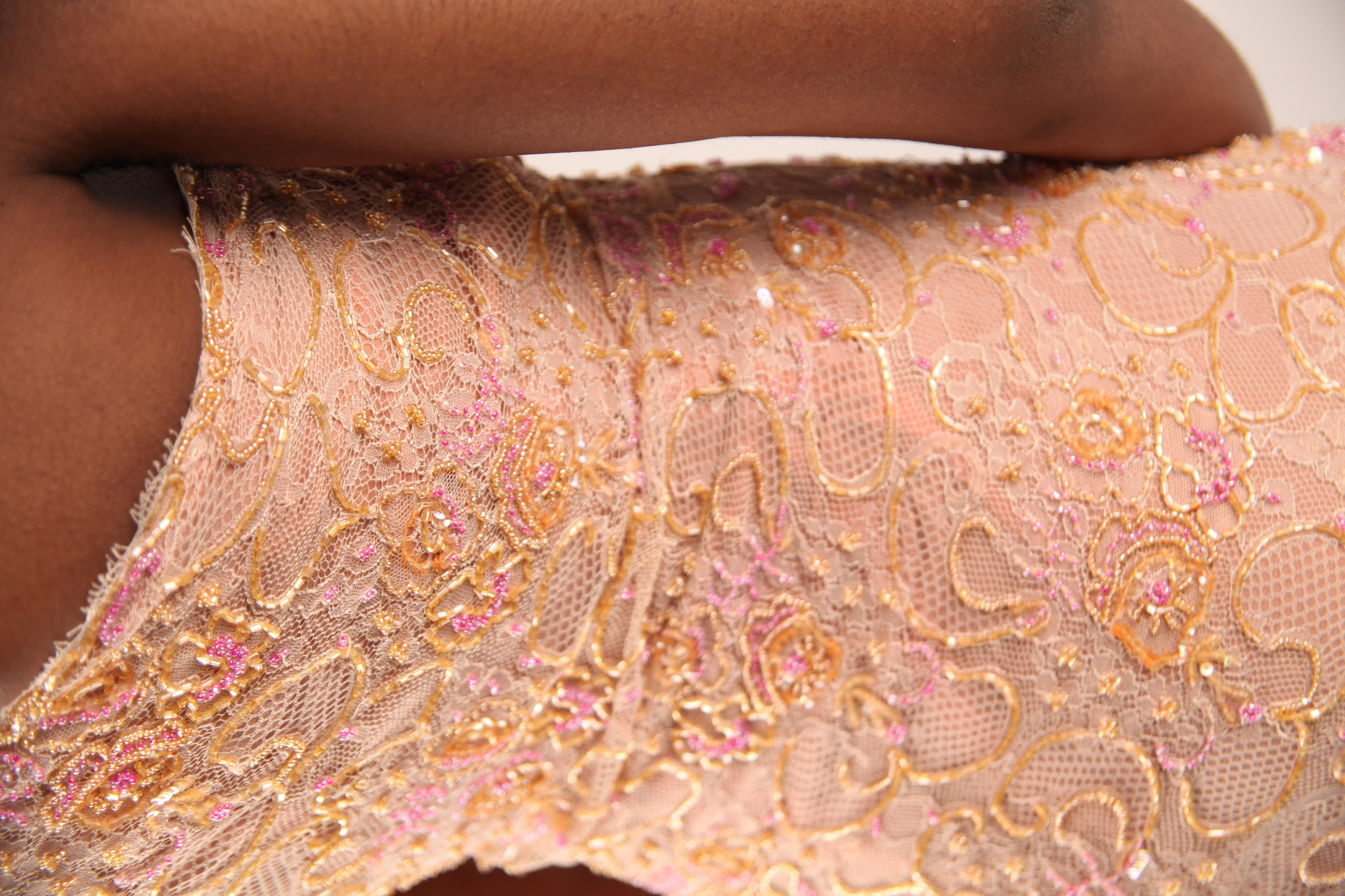 Robe asymétrique en dentelle perlée à la main de Dior, vers les années 2000 en vente 1