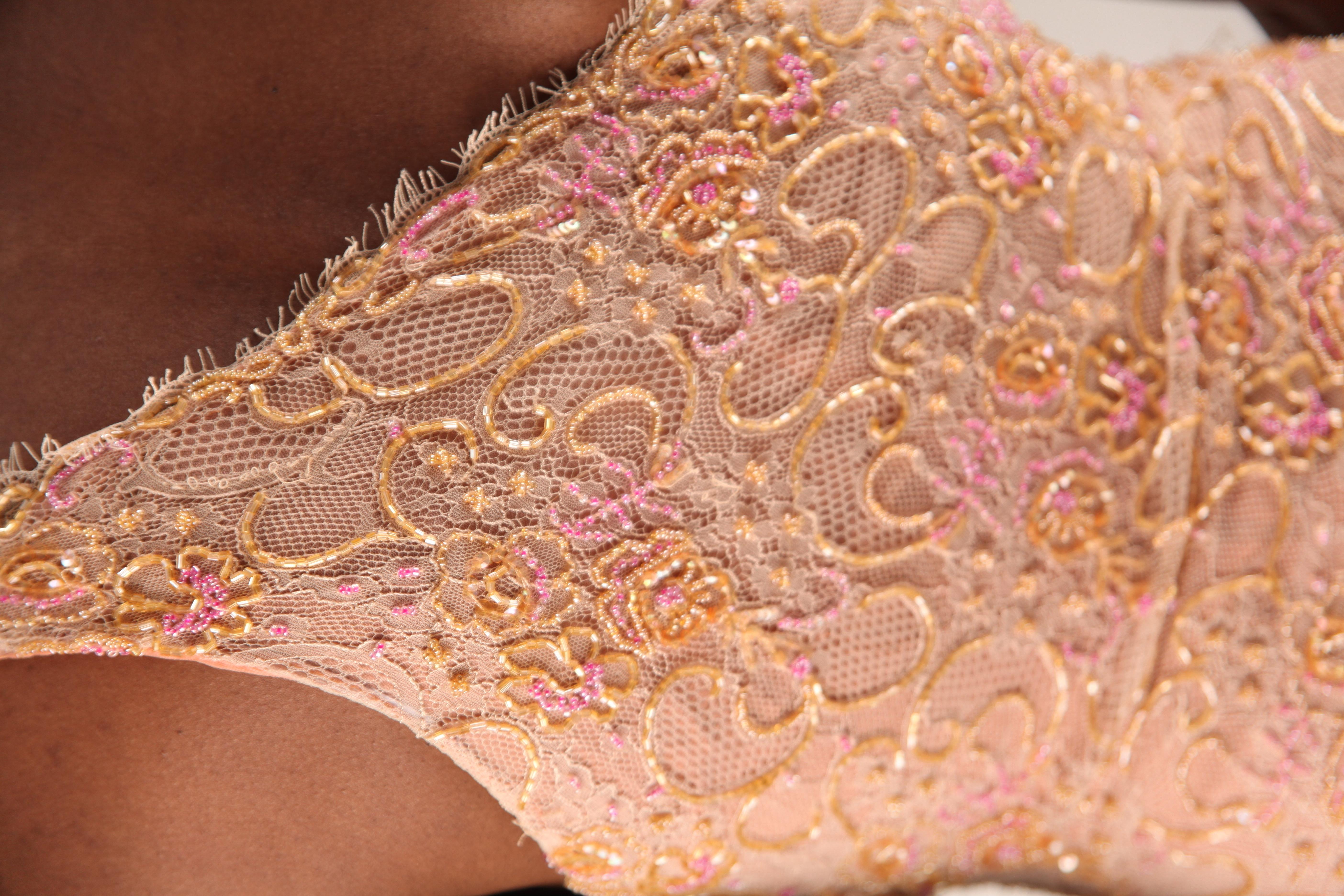 Robe asymétrique en dentelle perlée à la main de Dior, vers les années 2000 en vente 3