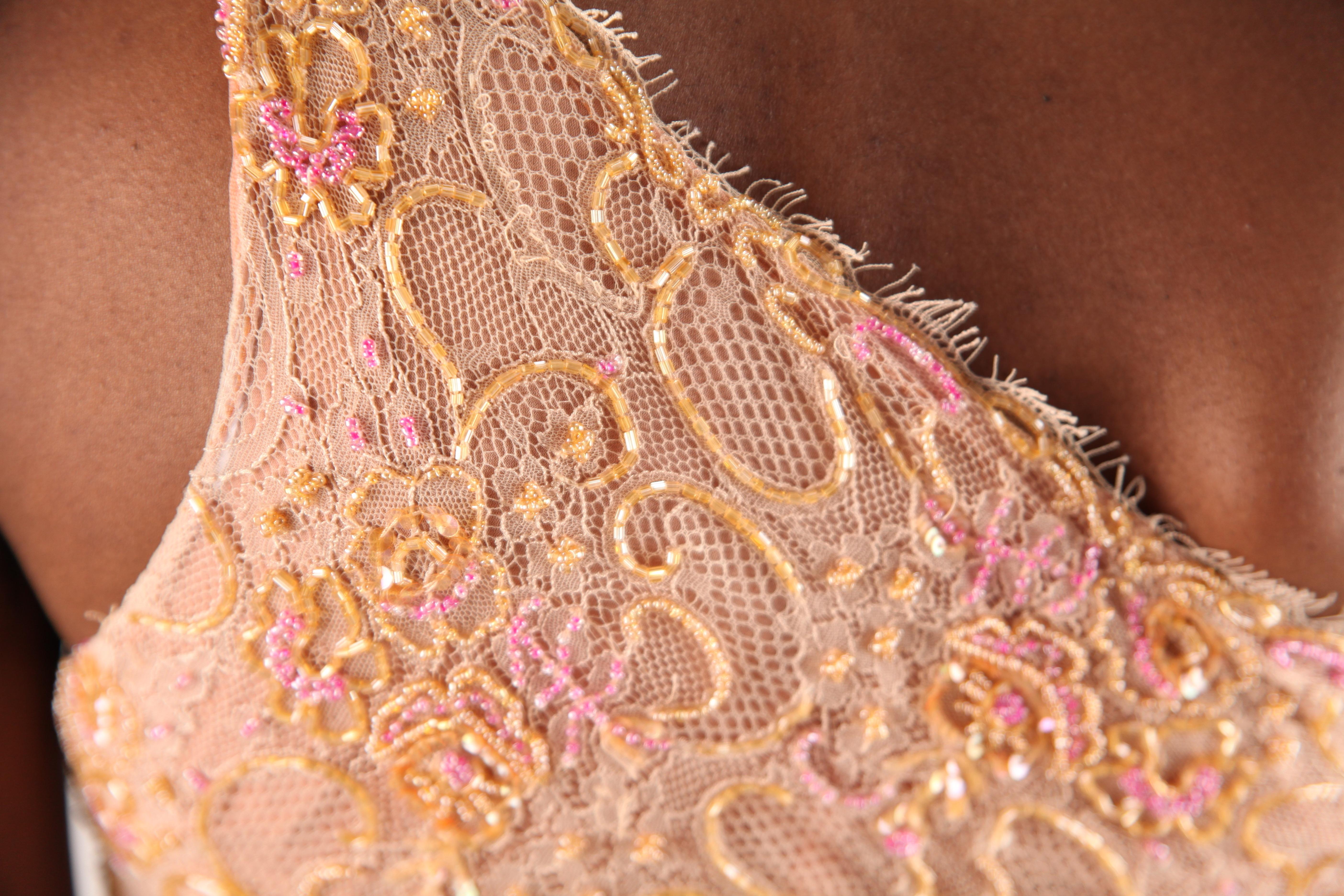 Robe asymétrique en dentelle perlée à la main de Dior, vers les années 2000 en vente 4